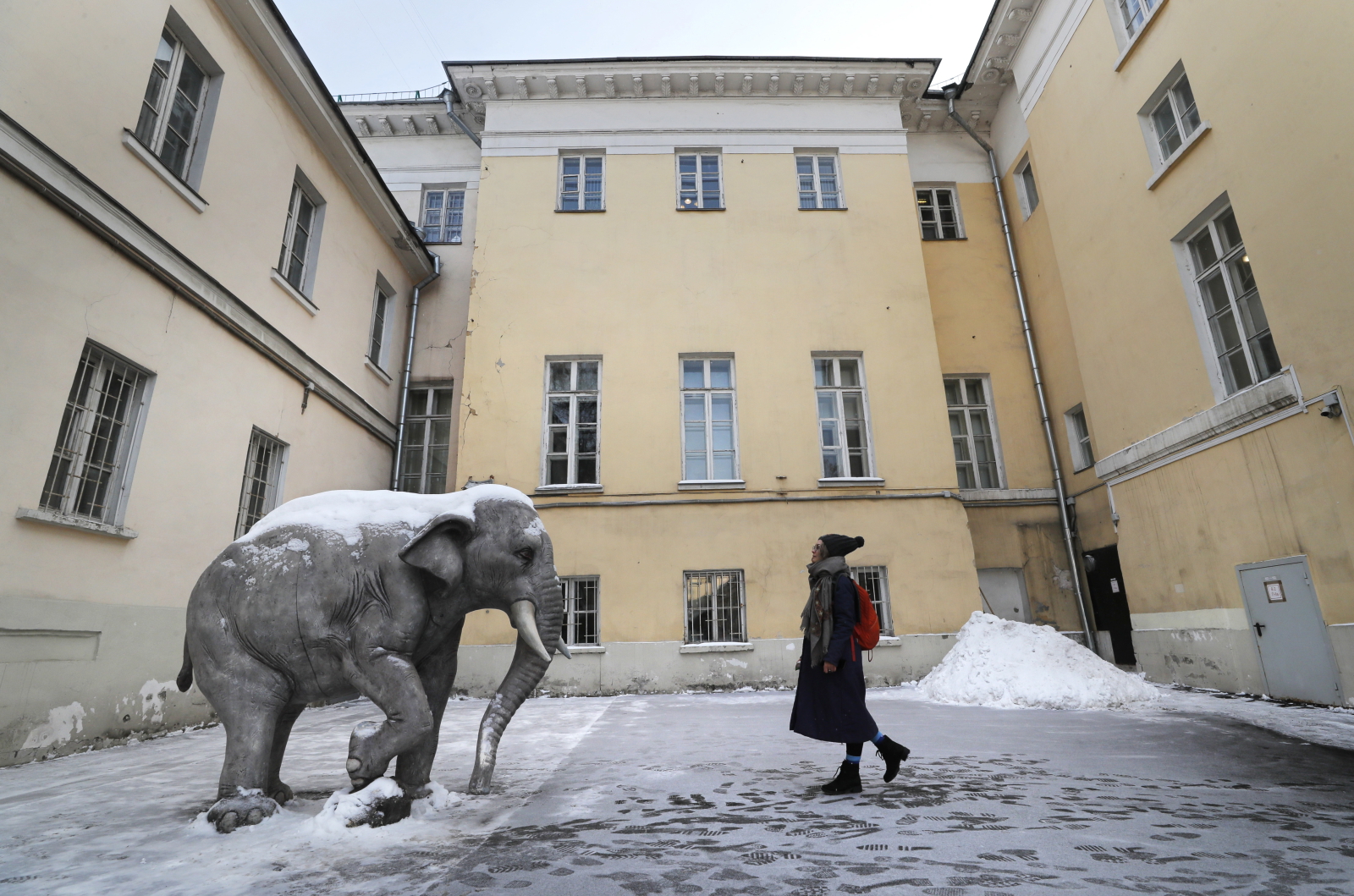 Rzeźba słonia na dziedzińcu jednego z moskiewskich budynków, Rosja. Fot. PAP/EPA/YURI KOCHETKOV