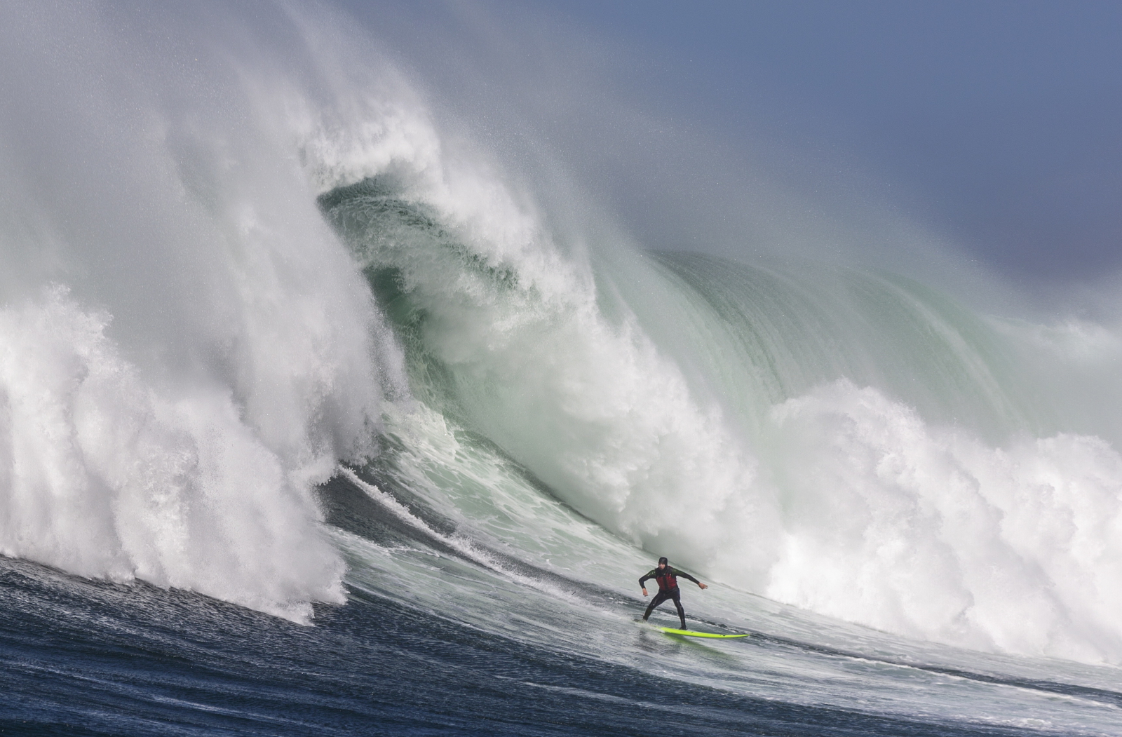 Surfer na fali na Oceanie Atlantycki, RPA. Fot. PAP/EPA/NIC BOTHMA