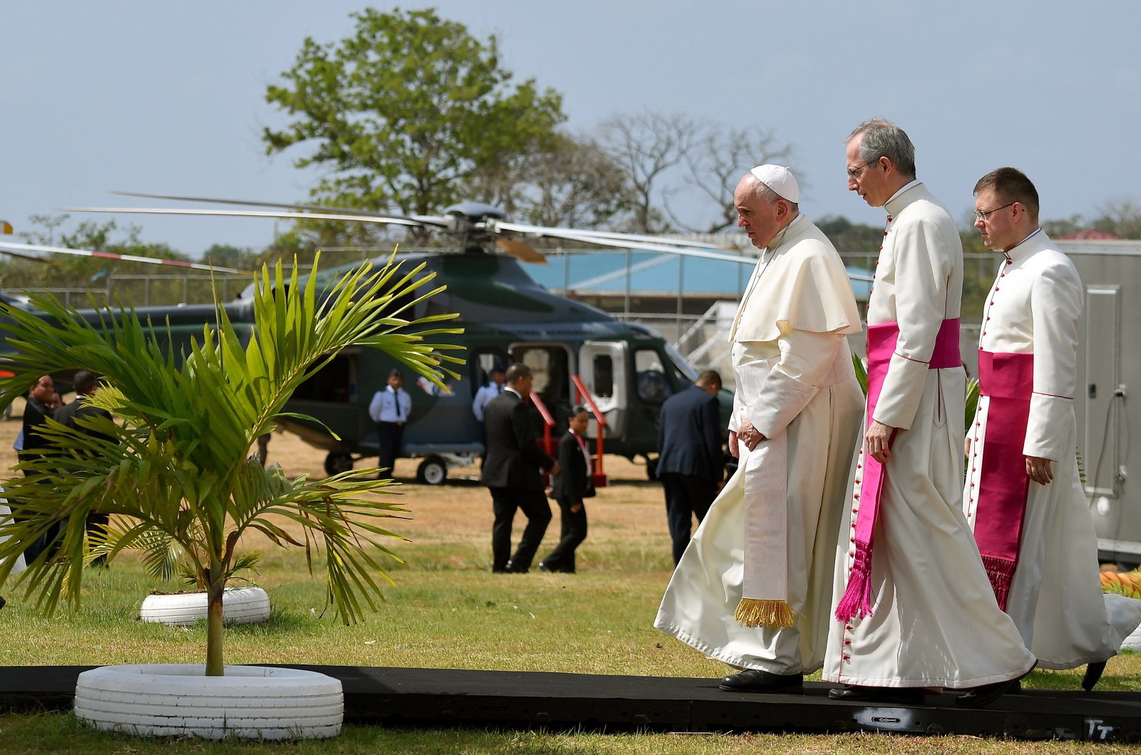 Papież Franciszek wraz z papieskim ceremoniarzem Guido Marinim w Panamie. Fot. EPA/ETTORE FERRARI