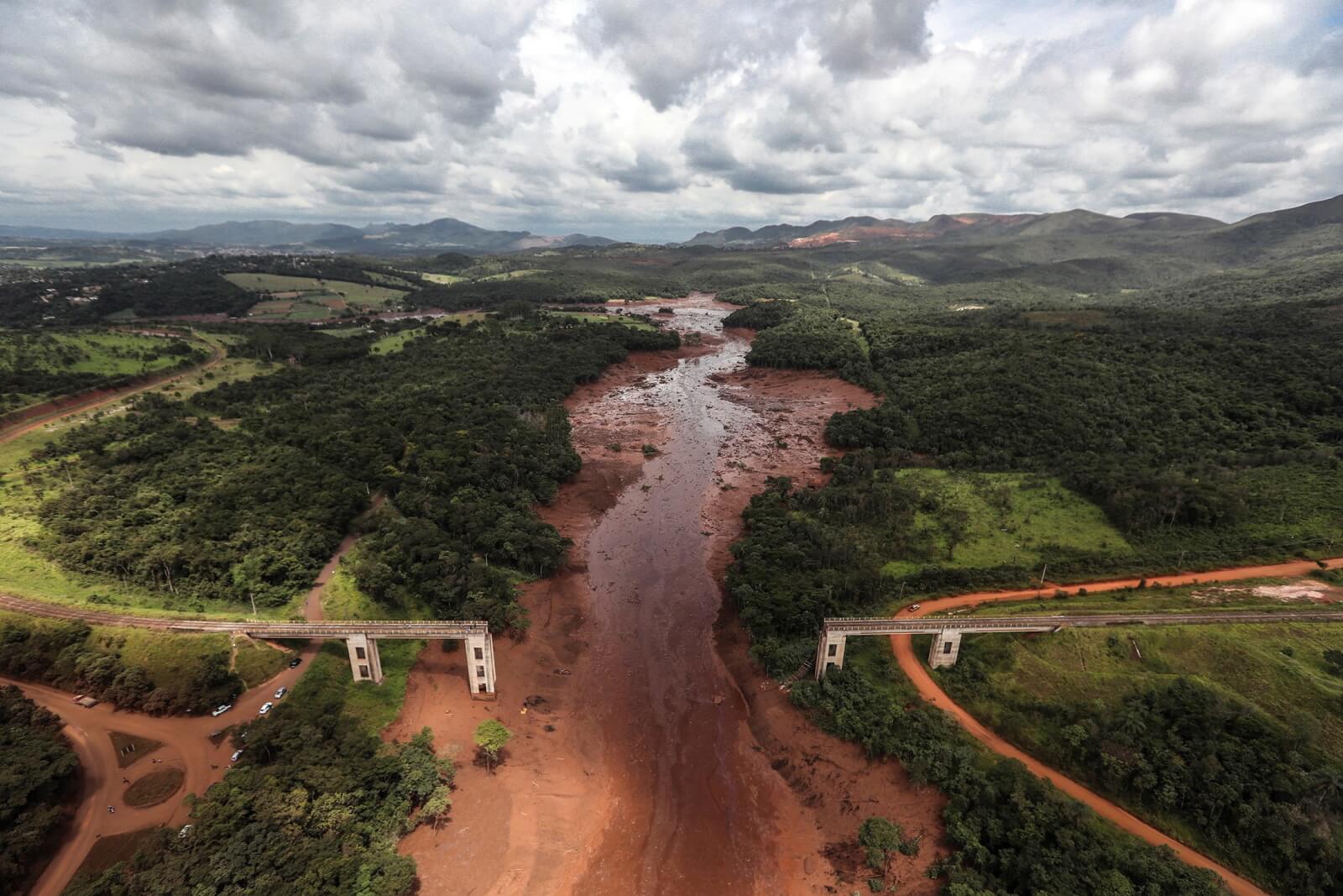 Zniszczenia po wylaniu rzeki w Brazylii fot. EPA/Antonio Lacerda