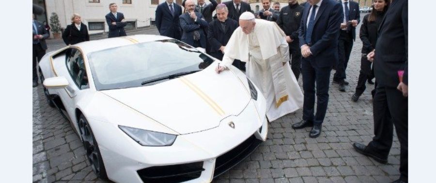 Ojciec Święty przekazał 200 tys. euro Papieskiemu Stowarzyszeniu Pomoc Kościołowi w Potrzebie. Pieniądze pochodzą ze sprzedaży sportowego samochodu Lamborghini