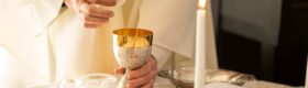 ksiądz priest Eucharystia