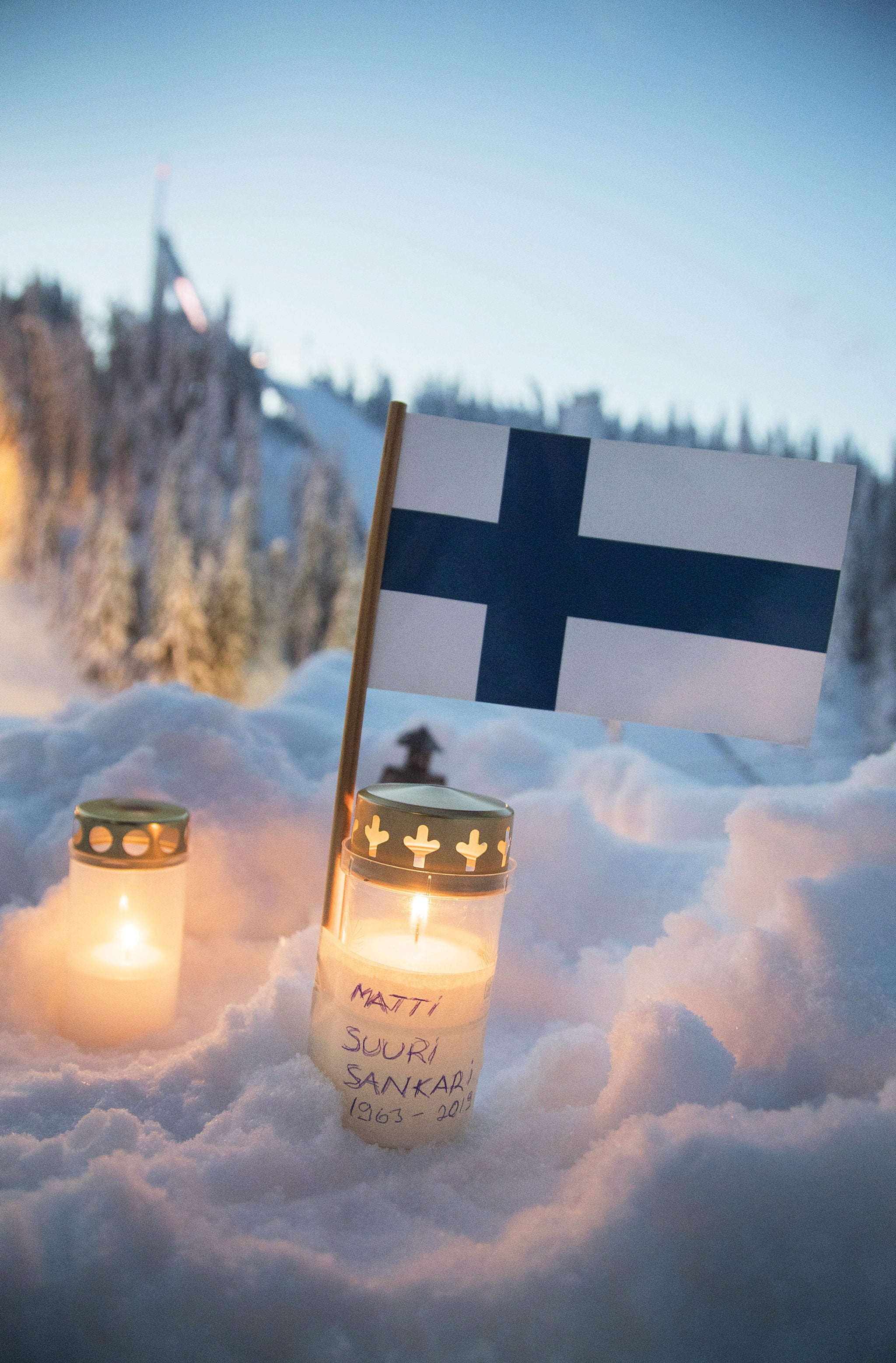 Świece jako hołd dla zmarłego fińskiego skoczka Mattiego Nykanena przed skocznią narciarską w Jyvaskyla, Finlandia, fot. Mauri Ratilainen, PAP/EPA 