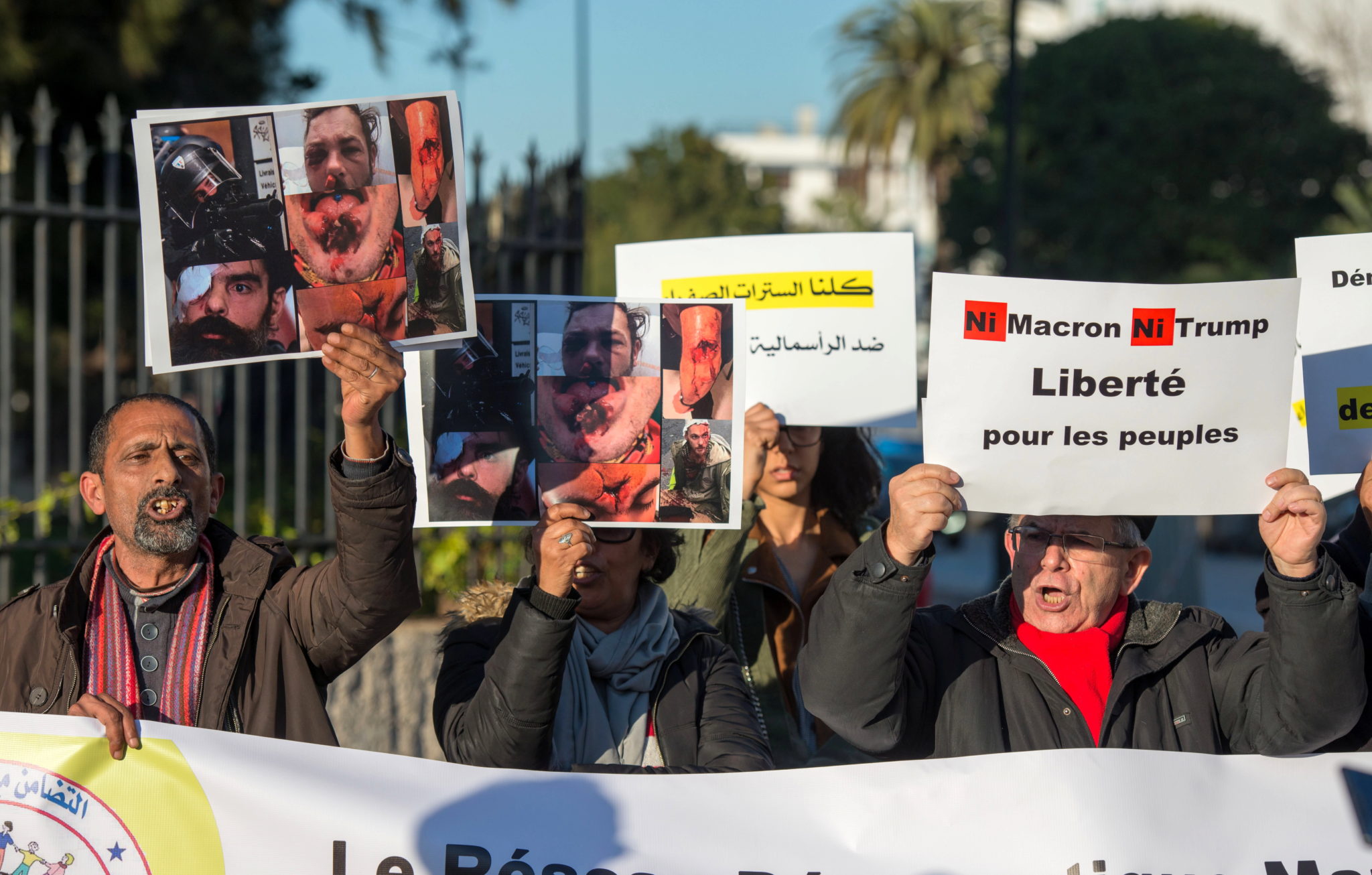 Maroko, Rabat, przed francuską ambasadą protest solidarności z ruchem „Żółtych Kamizelek”, fot. JALAL MORCHIDI, PAP/EPA.