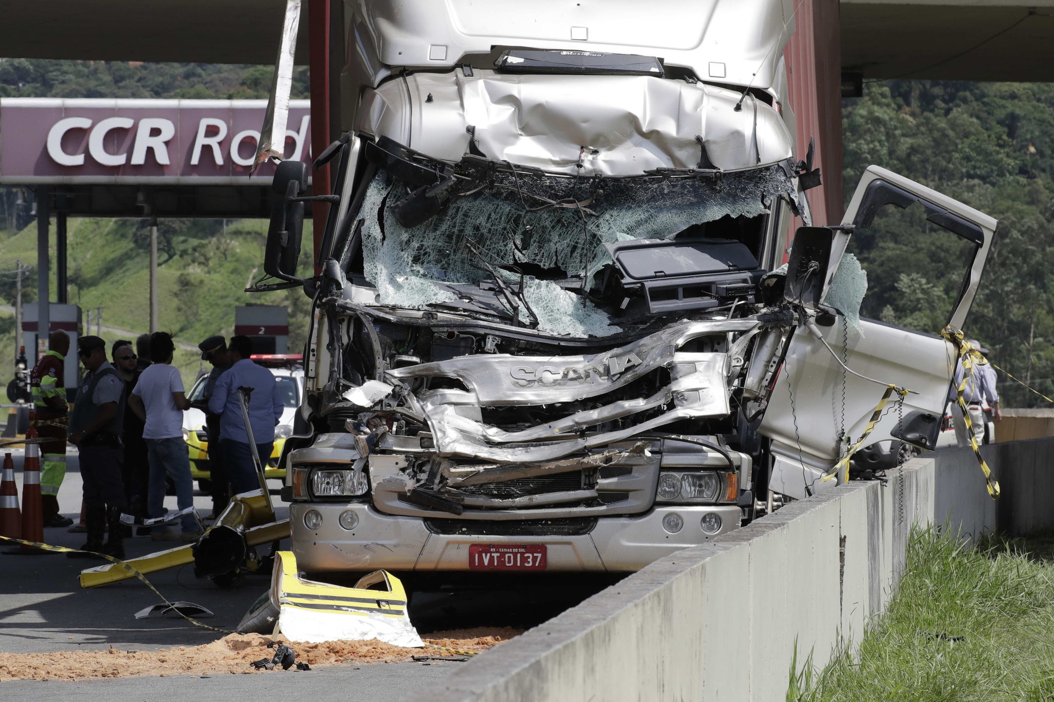 Sao Paulo, Brazylia: ciężarówka po tym, jak w autostradę uderzył helikopter. Nie żyją co najmniej 2 osoby, fot. Sebastiao Moreira, PAP/EPA.