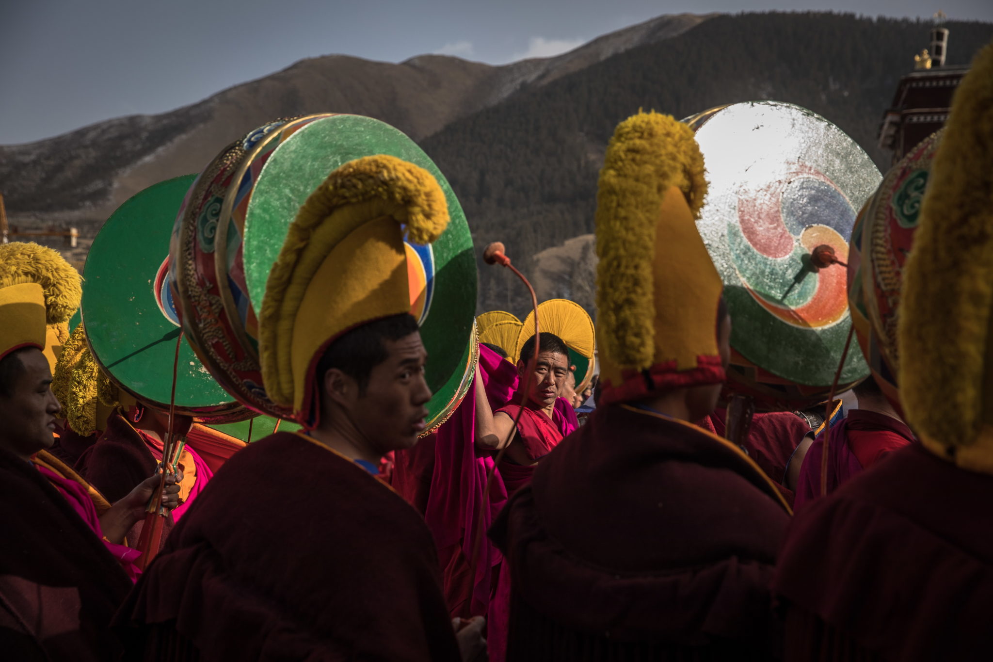Tybet: mnisi buddyjscy uczestniczą w rytuale Cham Dance podczas Monlam Great Prayer Festival, fot. ROMAN PILIPEY, PAP/EPA