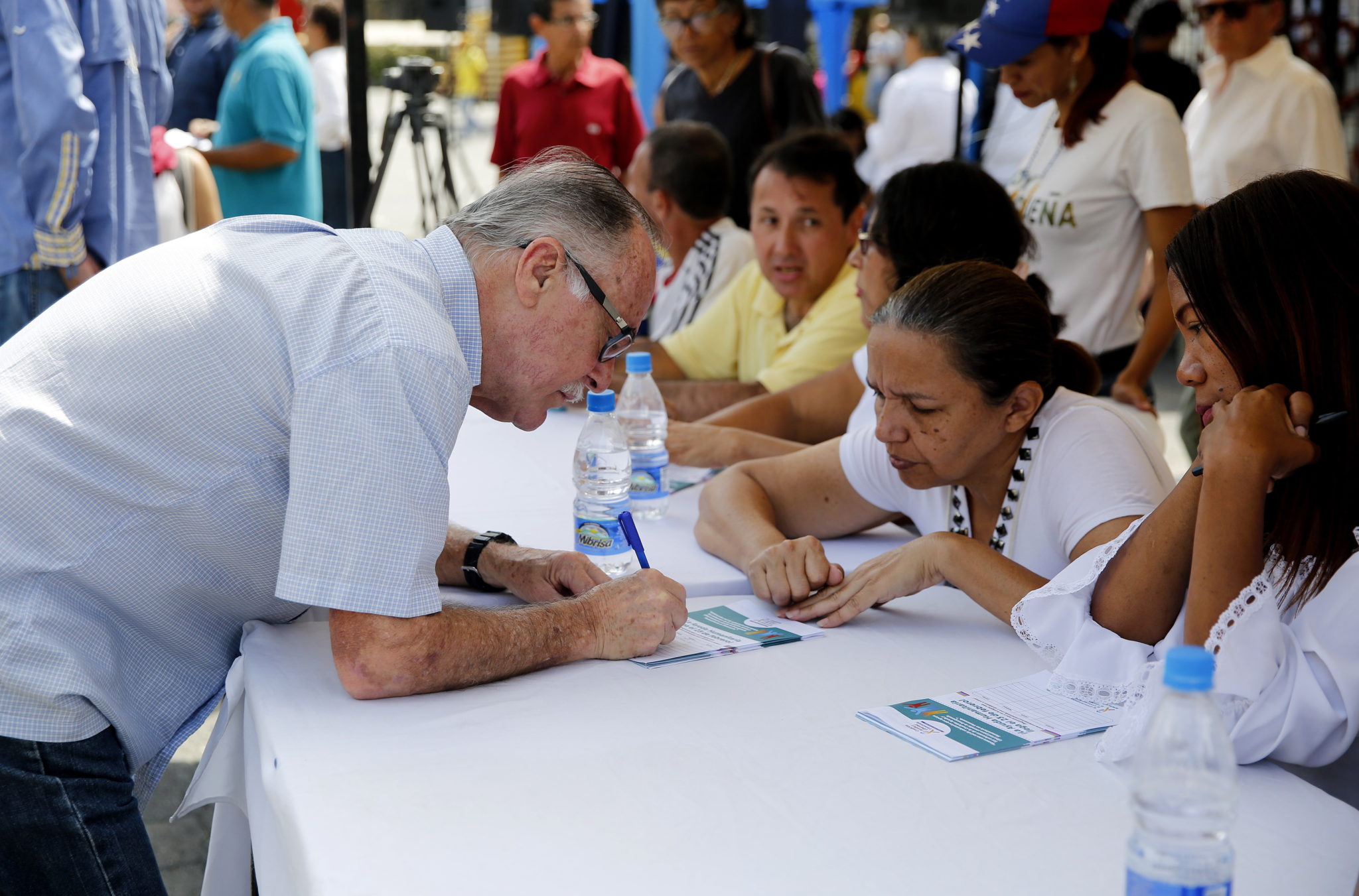 Wenezuela, Caracas: akcja podpisywania wniosku o wjazd pomocy humanitarnej do kraju - akcja #VolunteersXVenezuela oraz Koalicji Help and Liberty Venezuela, fot. Leonardo Munoz, PAP/EPA 
