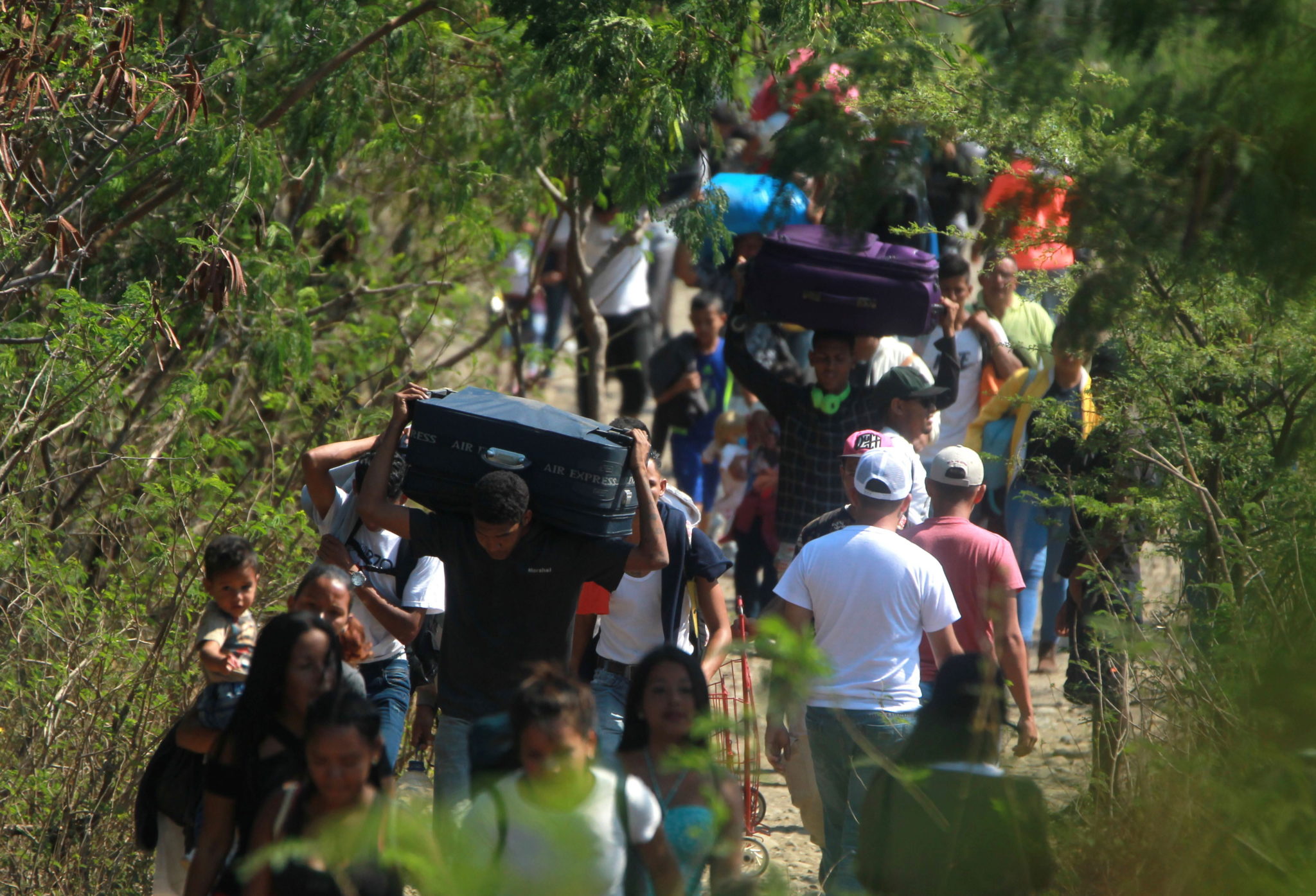 Wenezuelczycy przechodzą granicę z Kolumbią, most graniczny Simon Bolivar, miejscowość Cucuta. Wenezuelę trawi kryzys polityczny i gospodarczy, fot. Ernesto Guzman Jr, PAP/EPA 