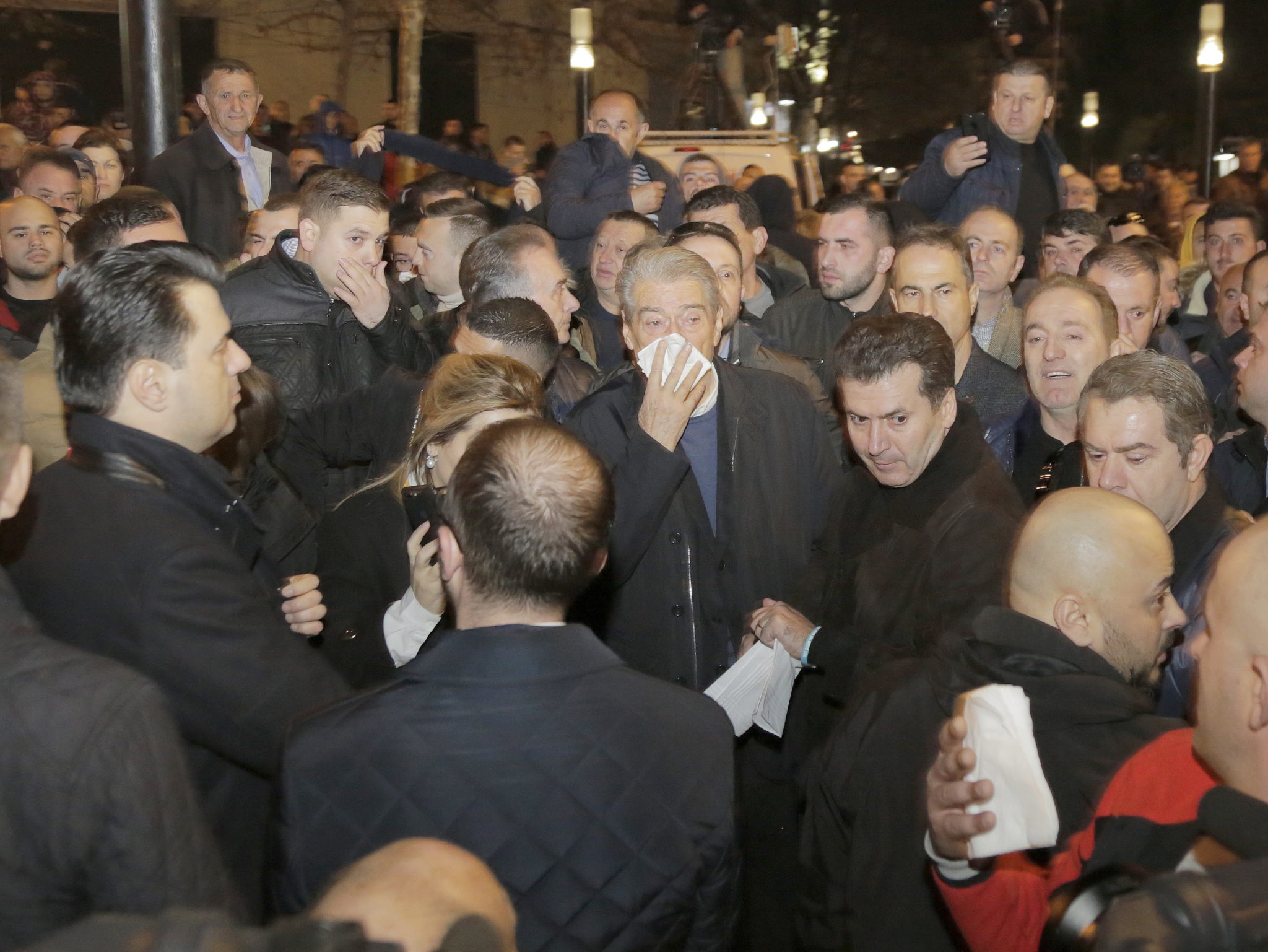Albania: na czele wielkiej demonstracji w Tiranie kilkudziesięciu opozycyjnych deputowanych przemaszerowało przed gmach parlamentu, aby na progu symbolicznie złożyć mandaty poselskie, fot. MALTON DIBRA Dostawca: PAP/EPA.