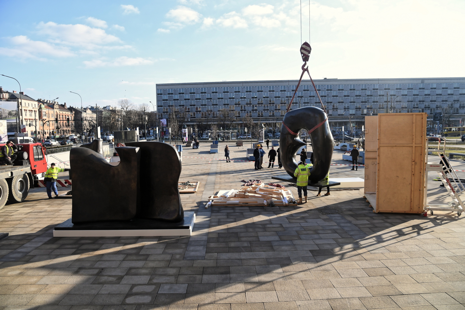 Ustawianie dużych rzeźb Henry'ego Moore`a przed budynkiem Muzeum Narodowym w Krakowie, 6 bm. Za kilka dni zostanie otwarta wystawa jego prac 