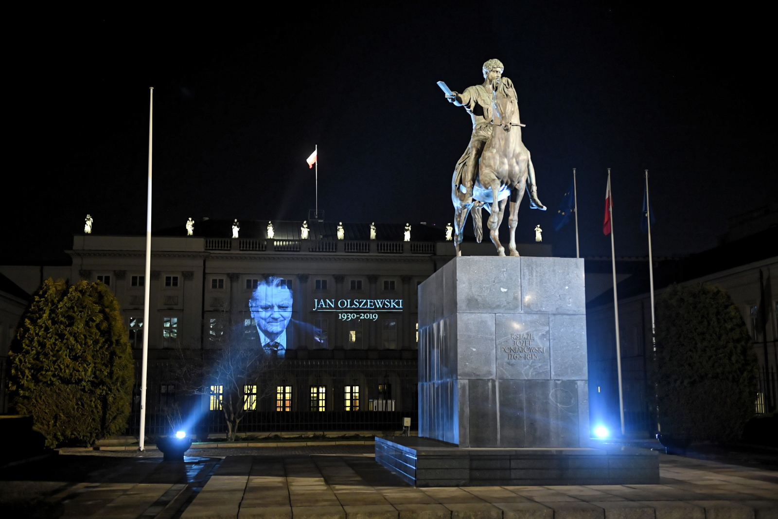 Iluminacja na warszawskim Pałacu Prezydenckim upamiętniająca Jana Olszewskiego. Fot. PAP/Radek Pietruszka