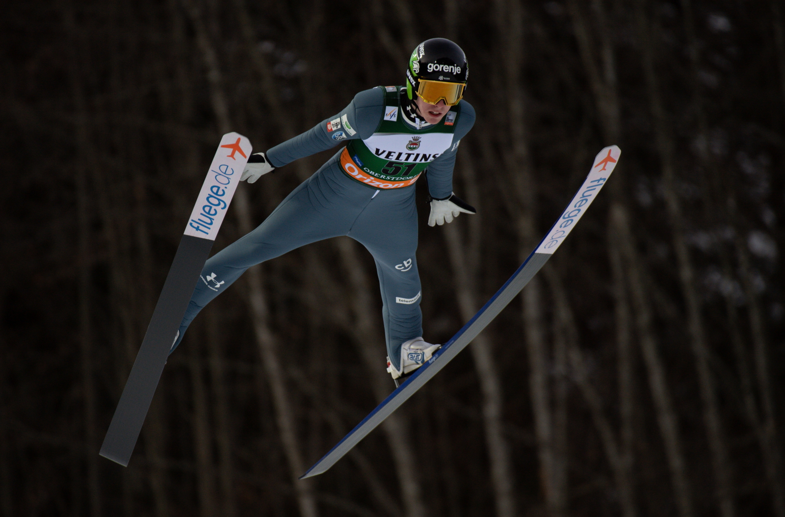 Timi Zajc, zwycięzca konkursu lotów narciarskich w niemieckim Oberstdorfie. Fot. PAP/EPA/DANIEL KOPATSCH