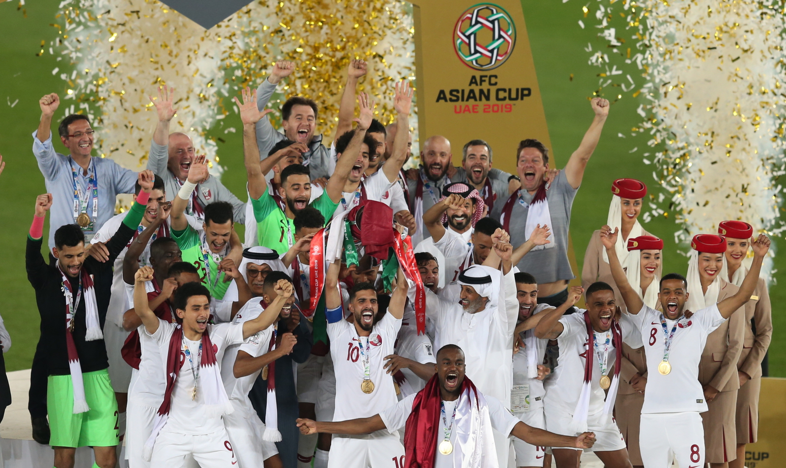 Zawodnicy Kataru cieszą się, ze zdobycia Pucharu Azji w Piłce Nożnej. Fot. PAP/EPA/ALI HAIDER