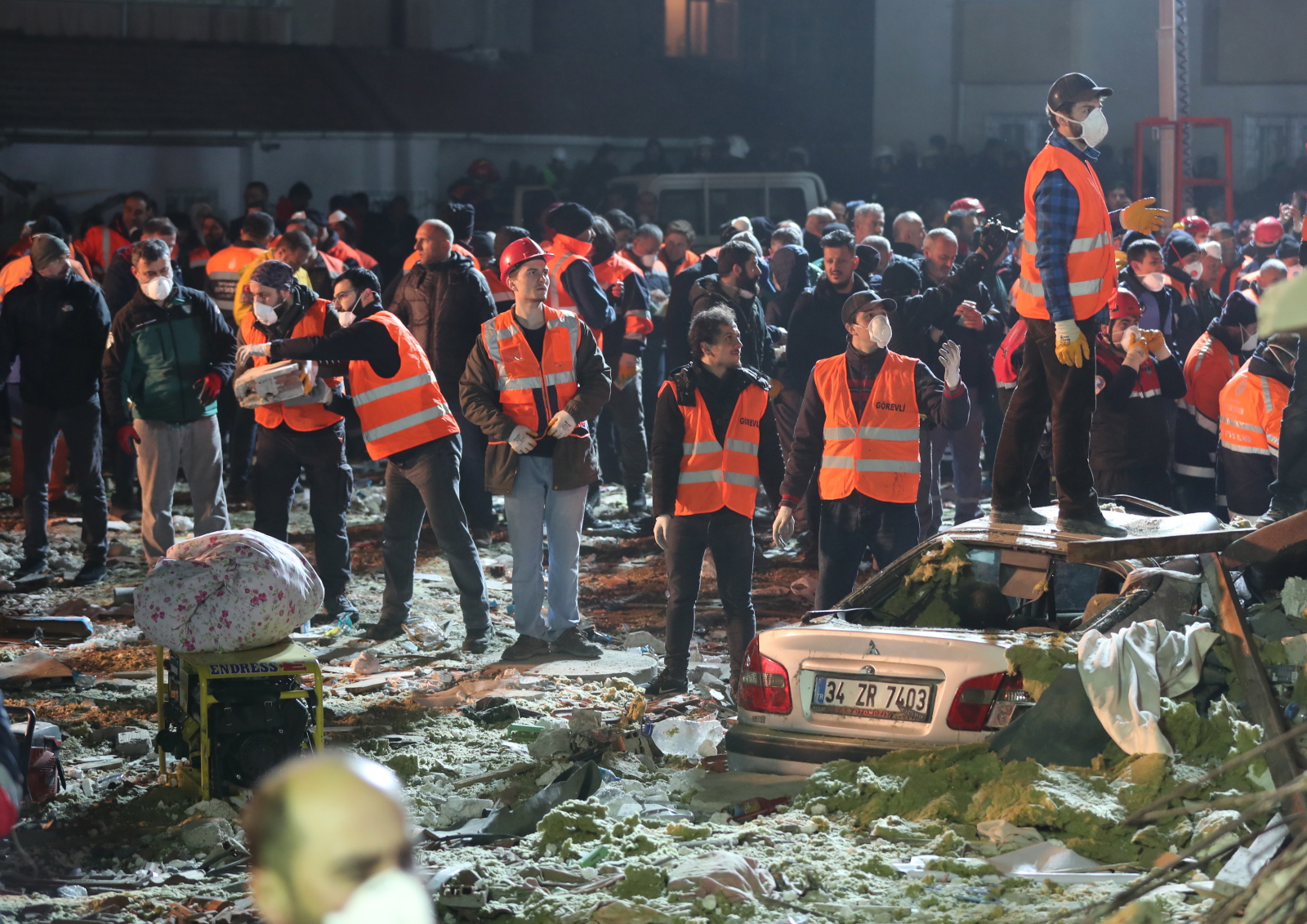 Ratownicy w trakcie akcji ratunkowej po zawaleniu się budynku, Stambuł, Turcja. Fot. PAP/EPA/TOLGA BOZOGLU