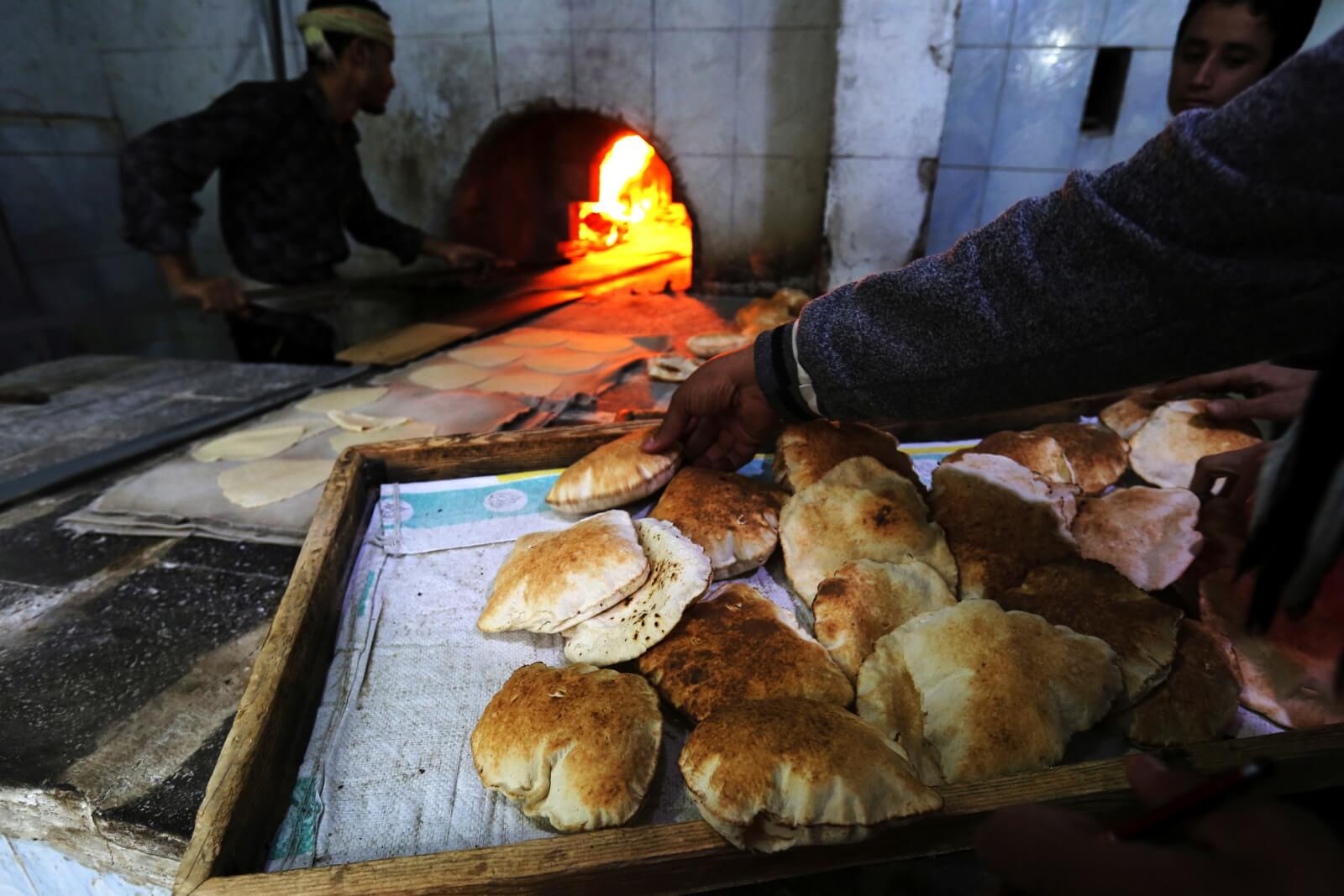 Problem z żywnością w targanym konflikatmi zbrojnymi Jemenie fot. EPA/YAHYA ARHAB