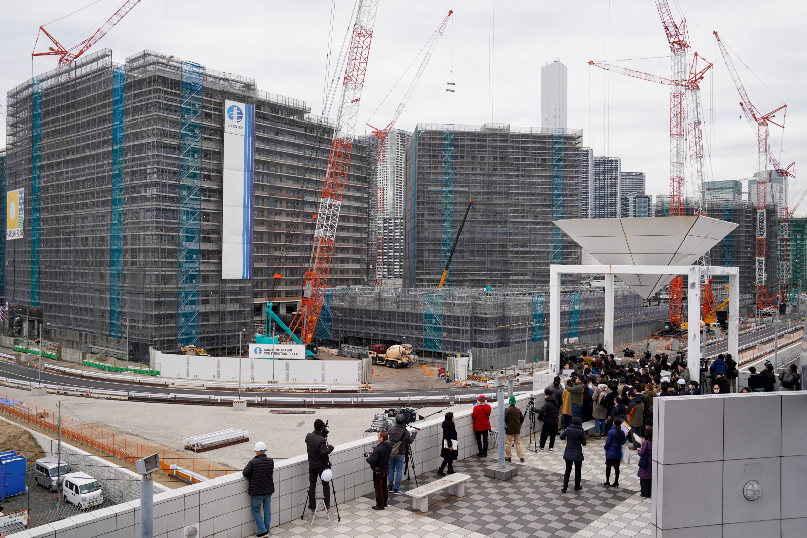 Wizyta na budowie wioski olimpijskiej przed Igrzyskami Olimpijskimi w Tokio w 2020 roku, Japonia. Fot. PAP/EPA/CHRISTOPHER JUE