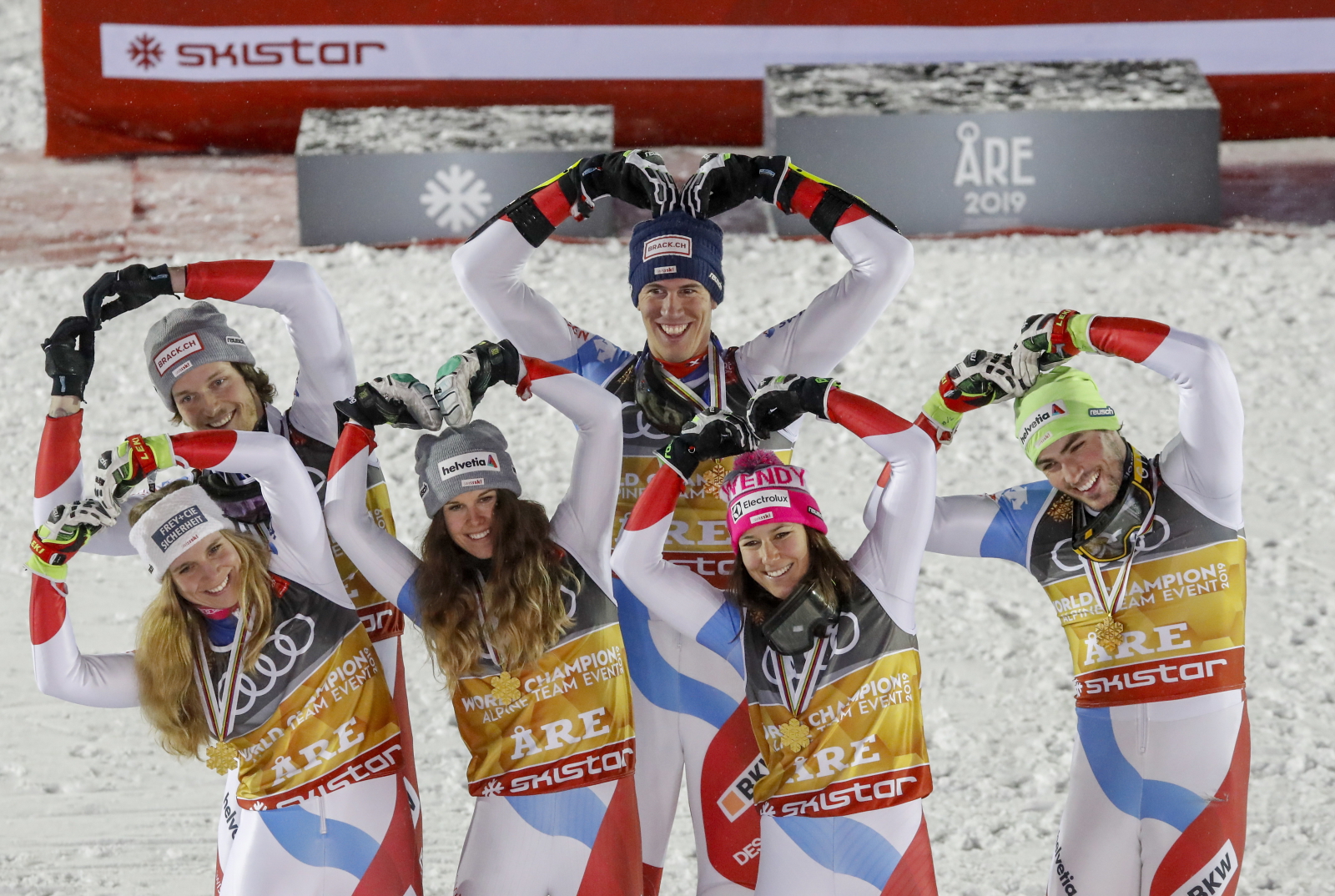 Szwajcarzy - zwycięzcy drużynowej rywalizacji podczas Mistrzostw Świata w Narciarstwie Alpejskim w szwedzkim Are. Fot. PAP/EPA/VALDRIN XHEMAJ