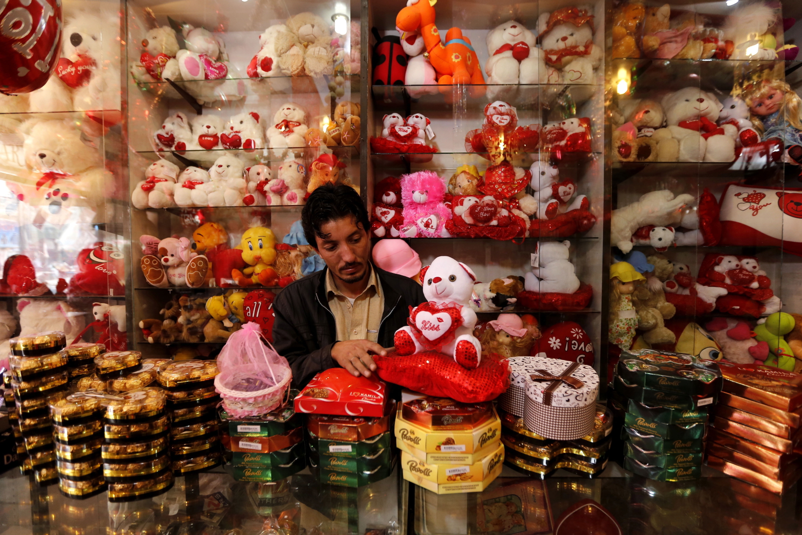 W pakistańskim Peszawarze trwa sprzedaż upominków na Walentynki. Fot. PAP/EPA/BILAWAL ARBAB