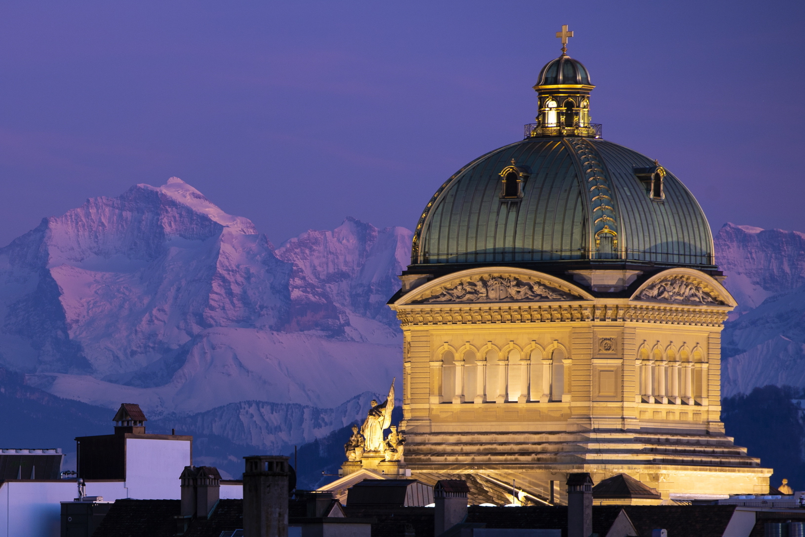 epaselect epa07367597 The Federal Palace pictured during the sunset with a beautiful view of the Alps, in Bern, Switzerland, 13 February 2019.  EPA/ANTHONY ANEX 
Dostawca: PAP/EPA.