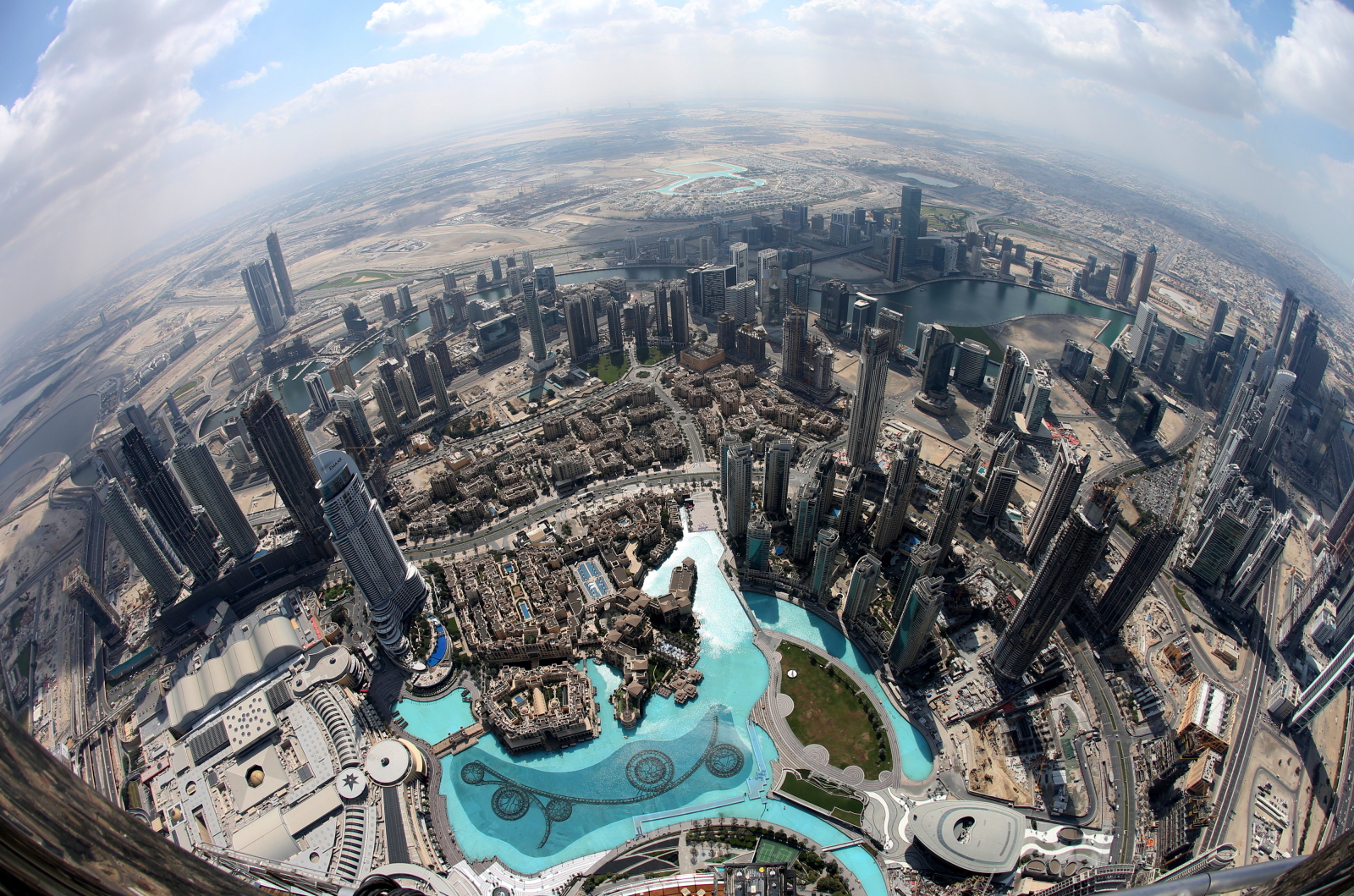 Widok z wieżowca Burj Khalifa fot. EPA/ALI HAIDER