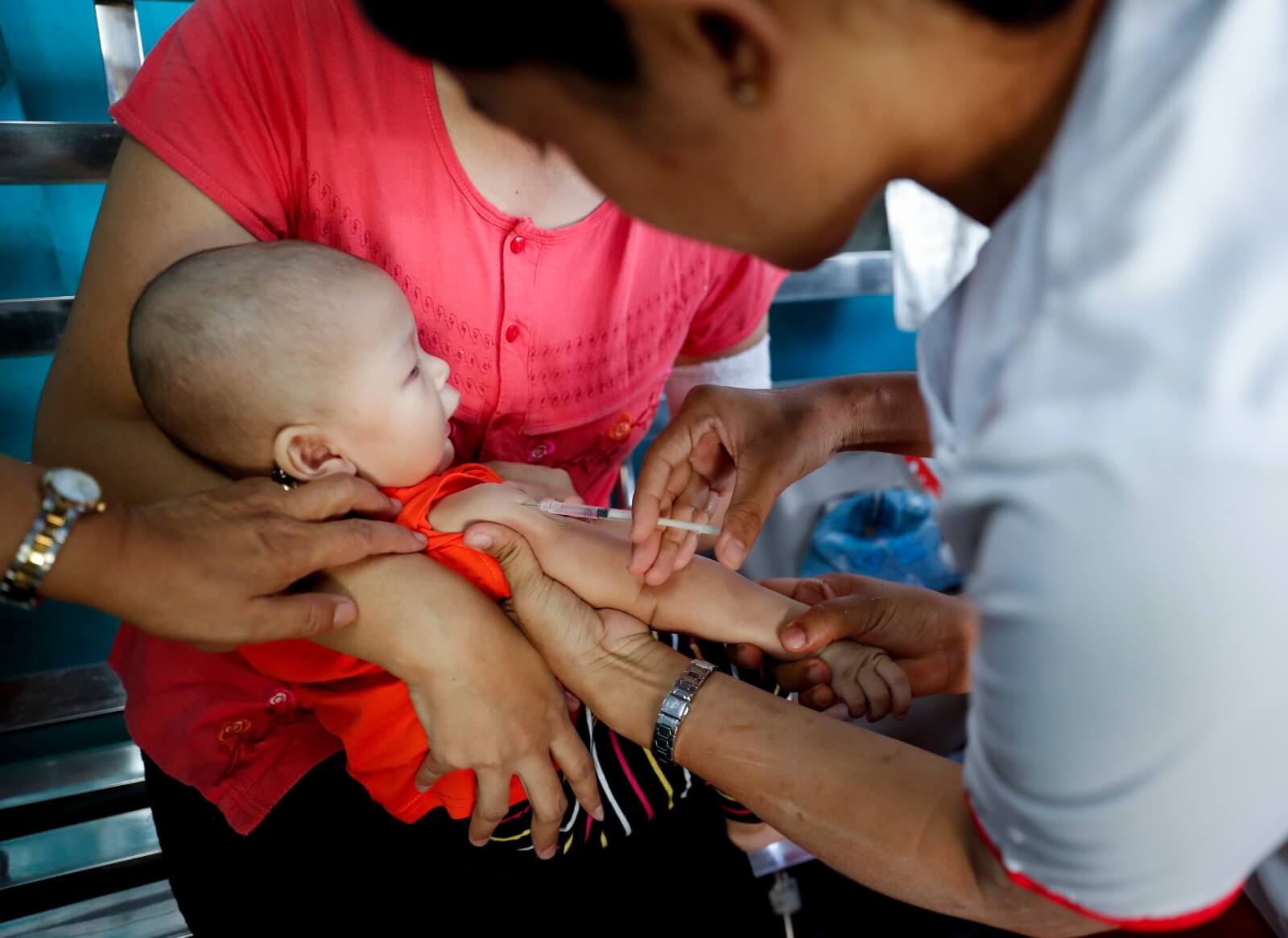 Szczepienia dzieci w Myanmarze fot. EPA/LYNN BO BO
