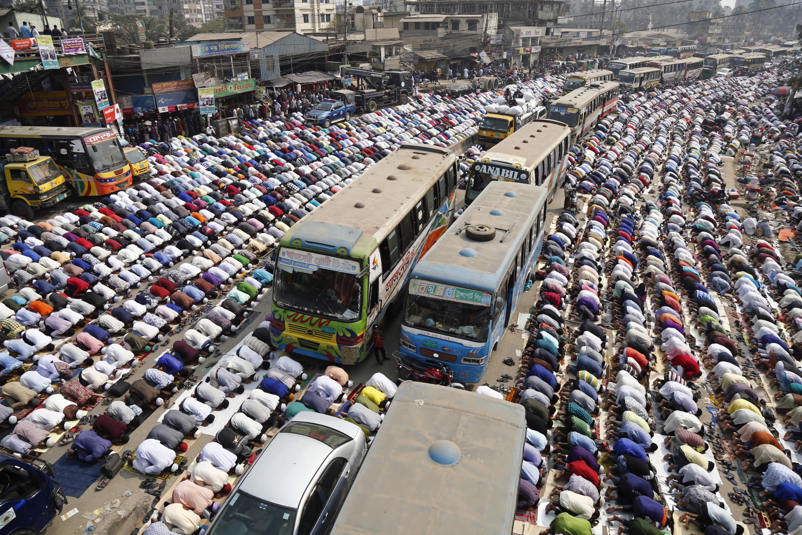 Tysiące muzułmanów modlą się na ulicy w Bangladeszu. Fot. PAP/EPA/MONIRUL ALAM
