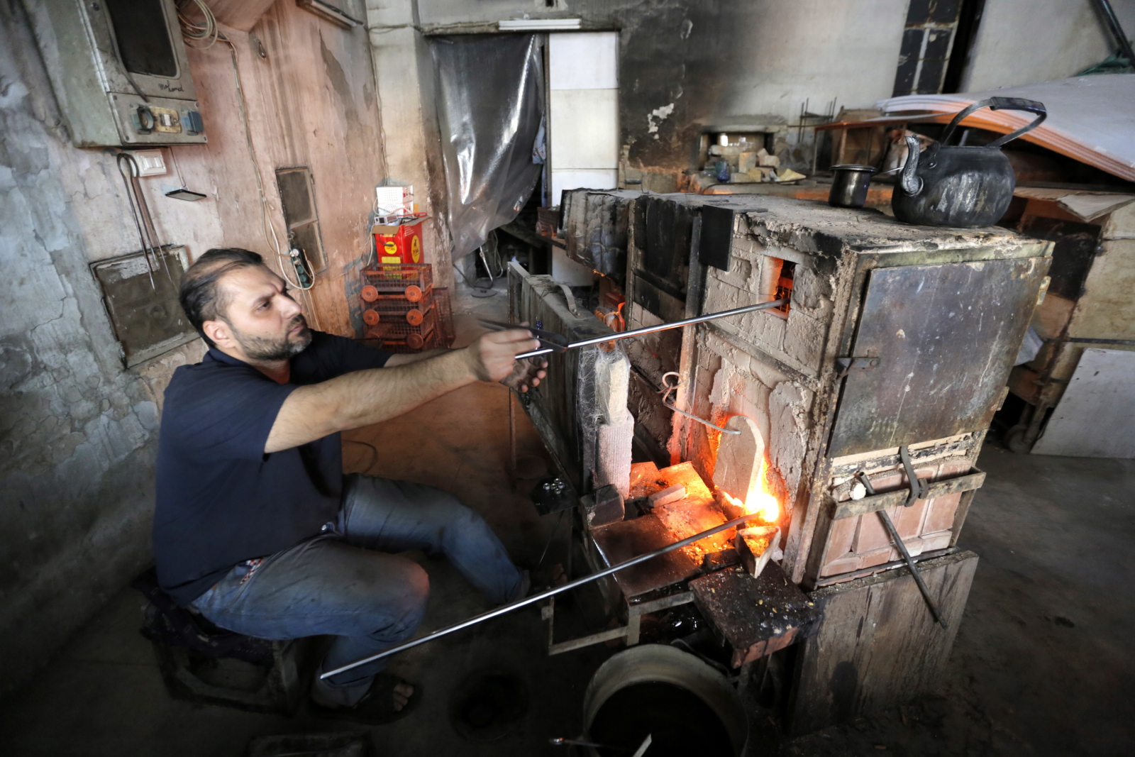 Fabryka szkła w Damaszku, Syria. Fot. PAP/EPA/YOUSSEF BADAWI