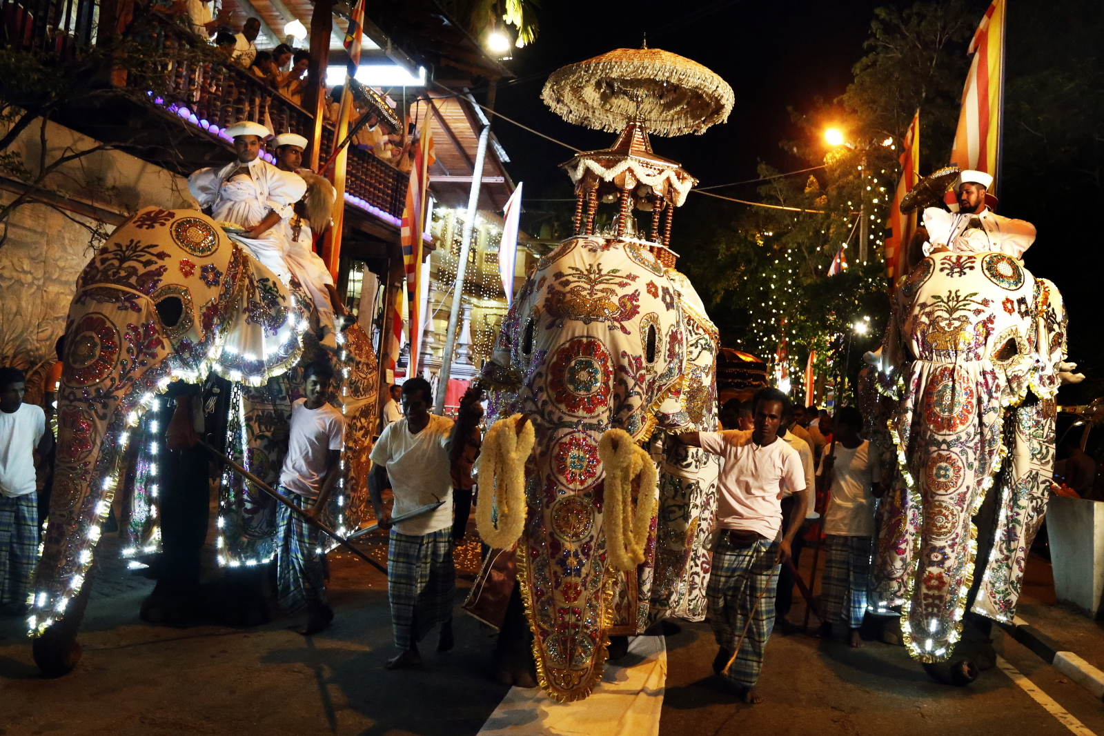 Tradycyjna procesja religijna w Colombo, Sri Lanka. Fot. PAP/EPA/M.A.PUSHPA KUMARA
