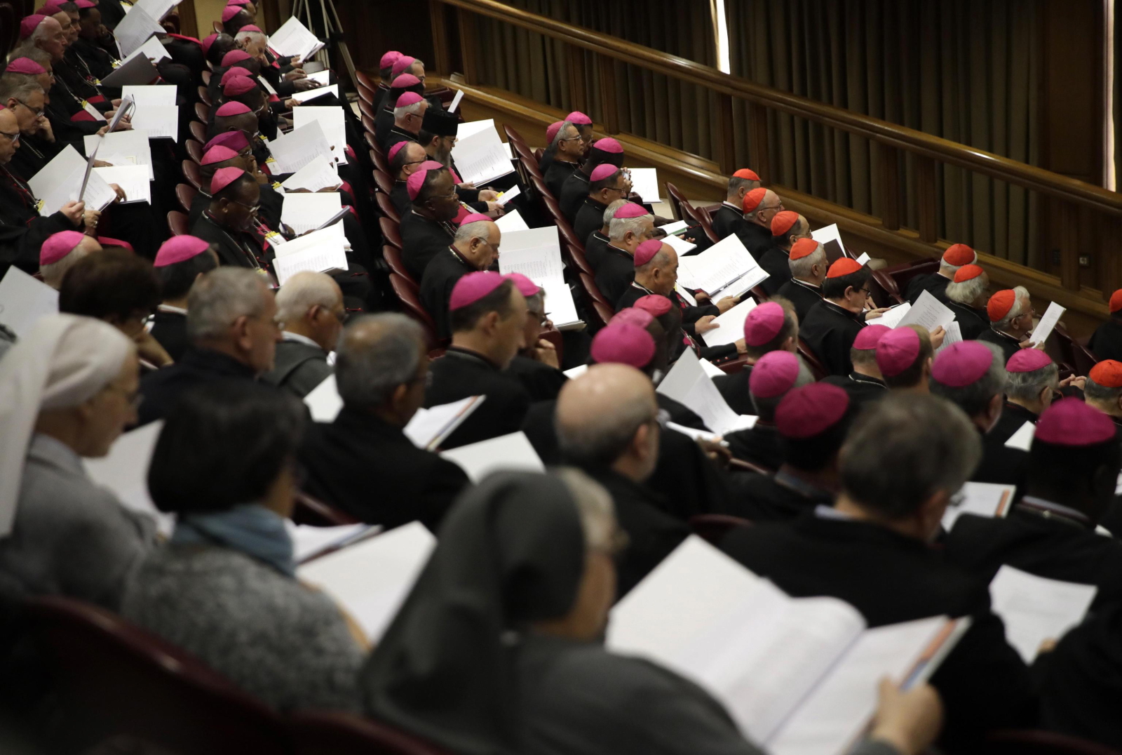 Kardynałowie i biskupi modlą się z papieżem Franciszkiem na początku trzeciego dnia szczytu na temat walki z pedolifią w Watykanie. EPA / Alessandra Tarantino