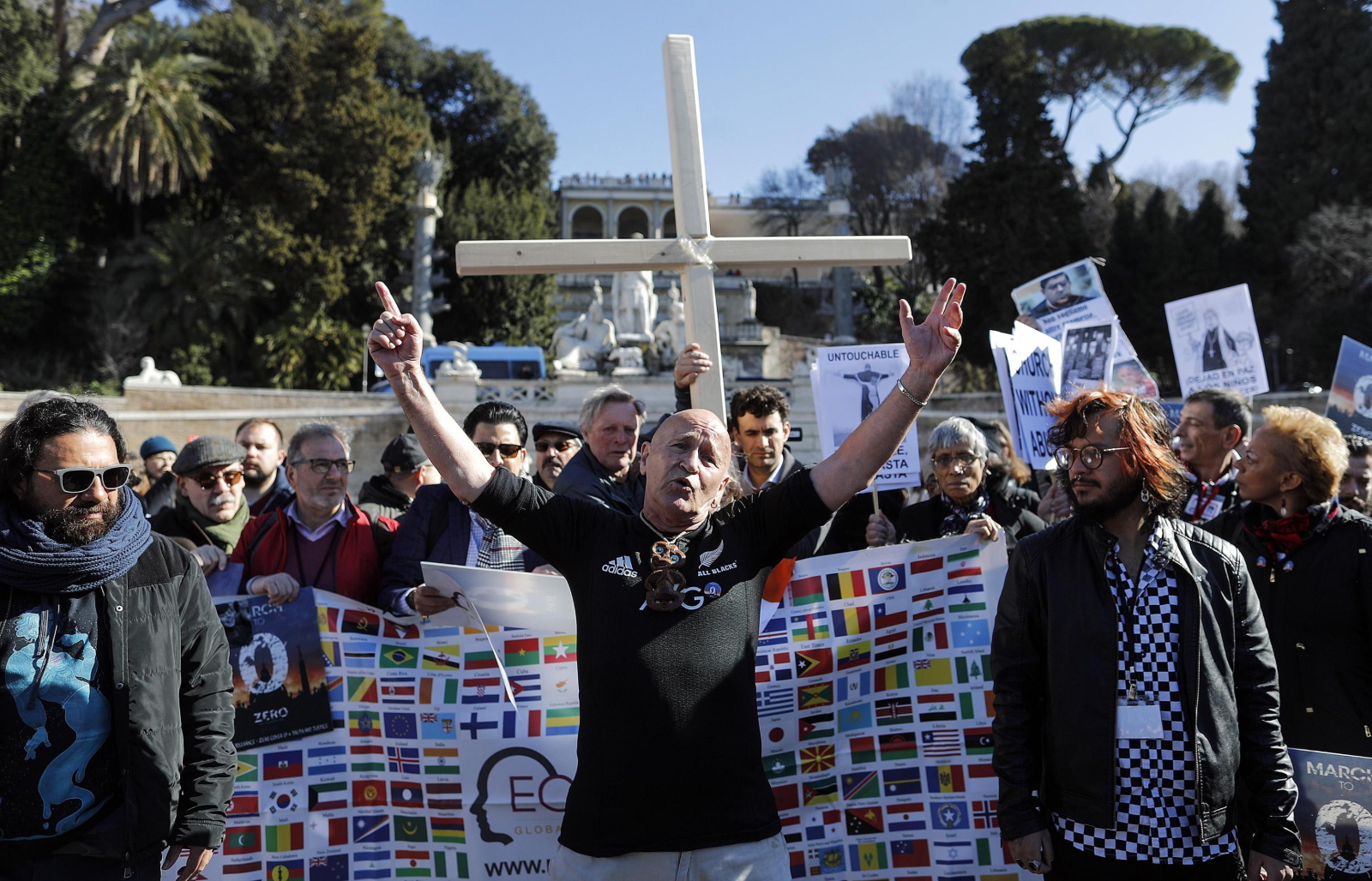 Ludzie biorą udział w Marszu na rzecz Zerowej Tolerancji podczas czterodniowego spotkania na temat globalnego kryzysu seksualnego nadużyć w Watykanie, w Rzymie. EPA / RICCARDO ANTIMIANI