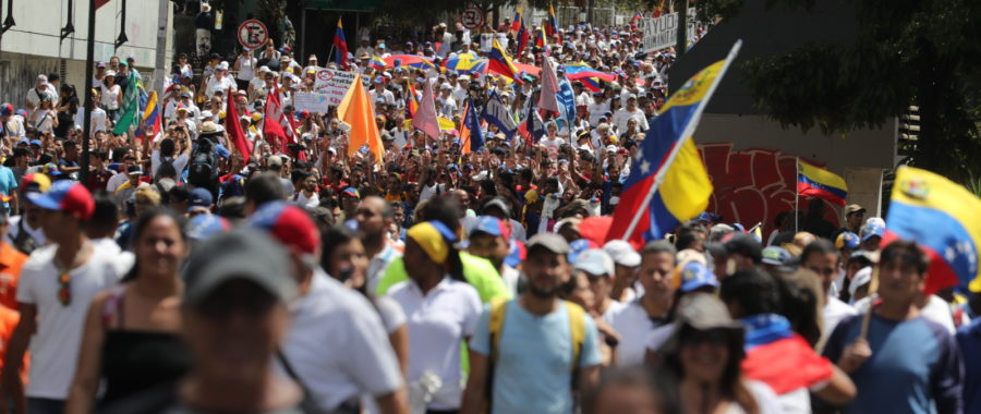 Antyrządowe demonstracje w Caracas. fot. EPA/MIGUEL GUTIERREZ