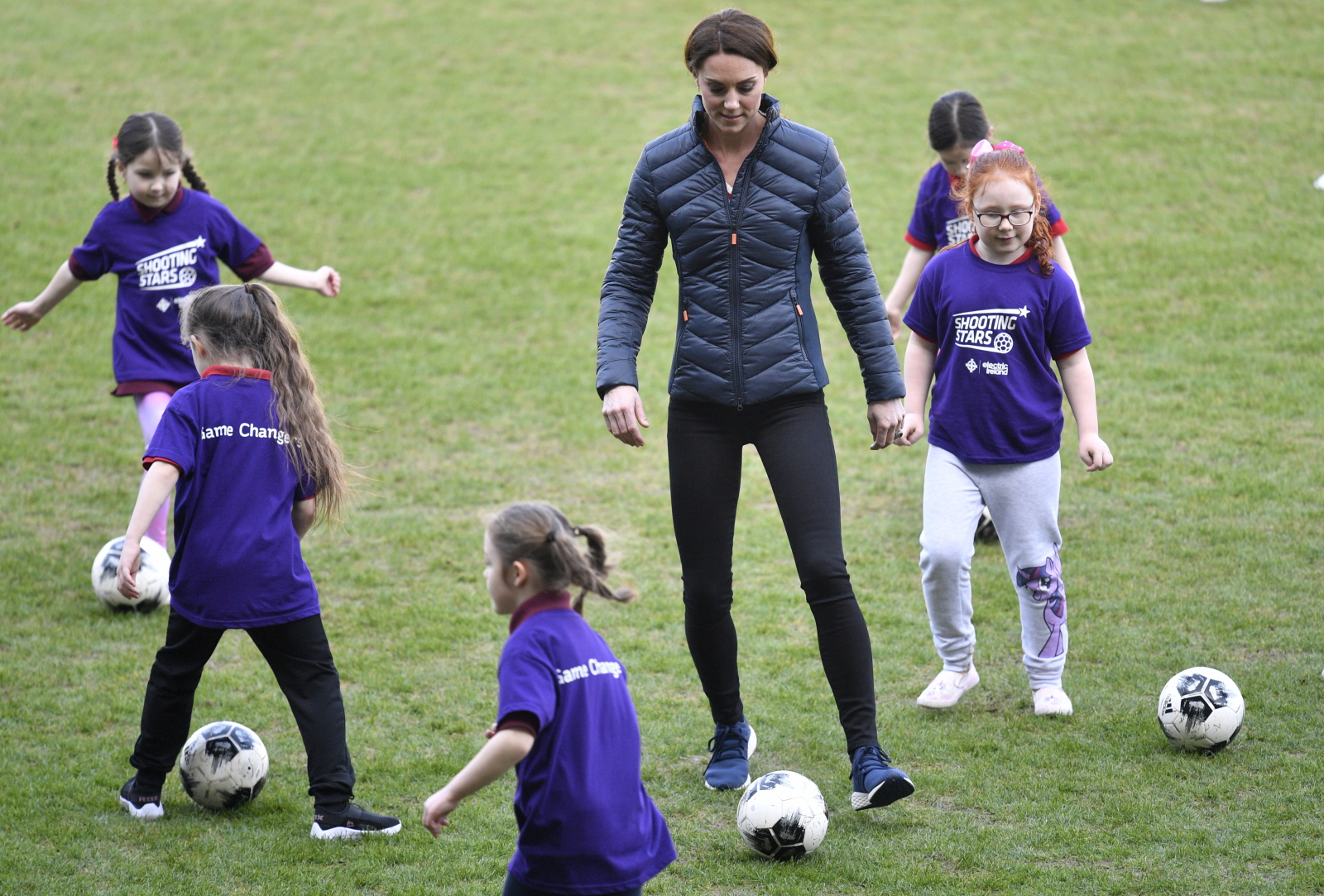 Księżna Kate i młode piłkarki w Irlandii Północnej. Fot. PAP/EPA/NEIL HALL