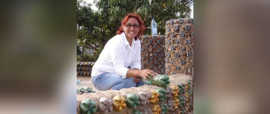 Boliwia: buduje domy z butelek
