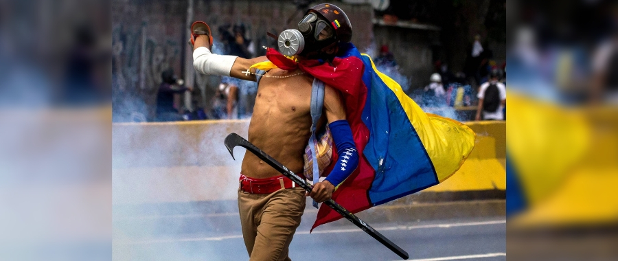 Demonstracja w Caracas. fot. EPA/MIGUEL GUTIERREZ