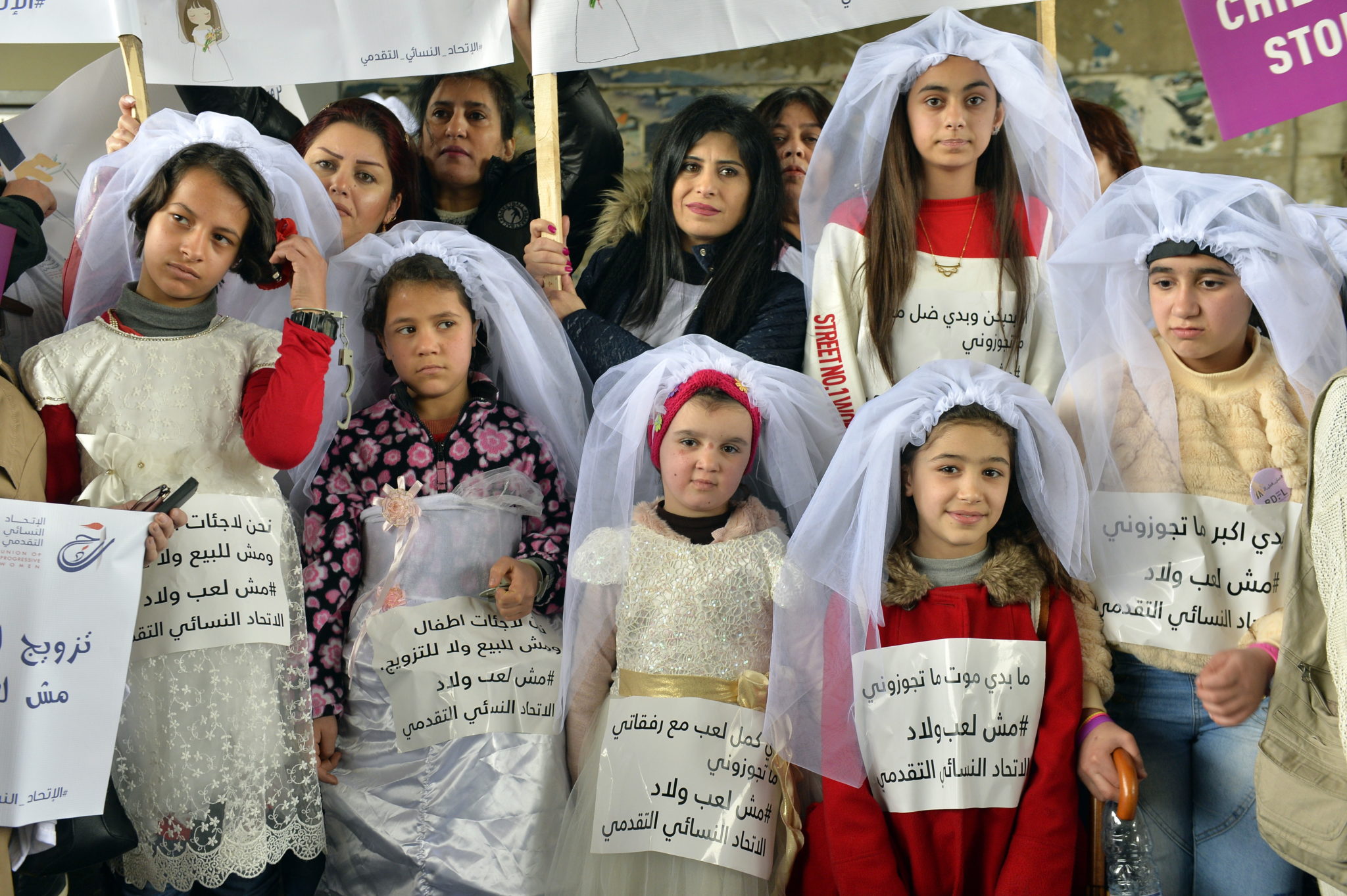 Beirut, Liban: protest przeciw małżeństwom dzieci, fot. WAEL HAMZEH, PAP/EPA.