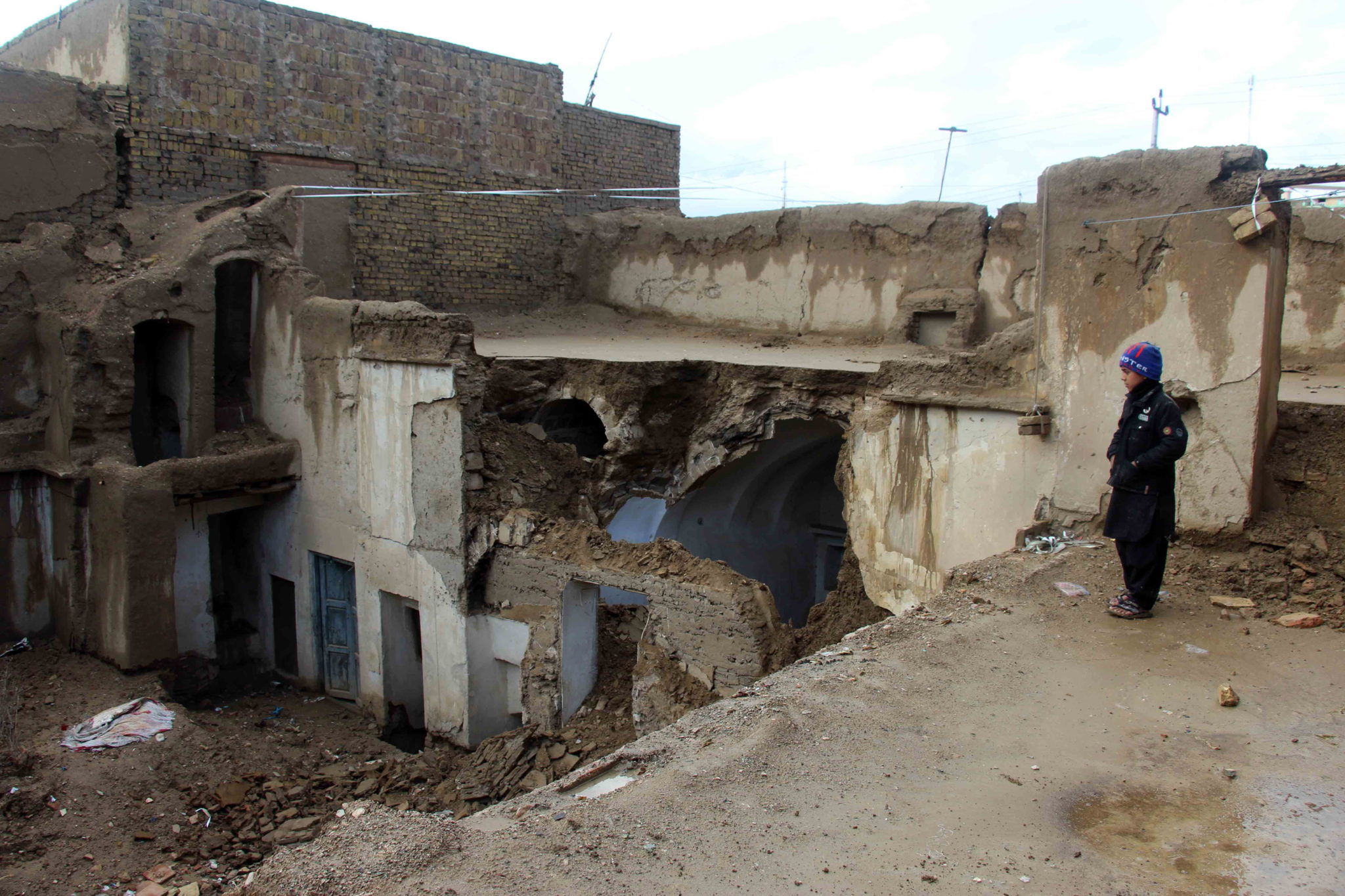 Kandahar, południowy Afganistan: zniszczenia po silnych ulewach, które spowodowały liczne podtopienia i powodzenia, fot. MUHAMMAD SADIQ, PAP/EPA 