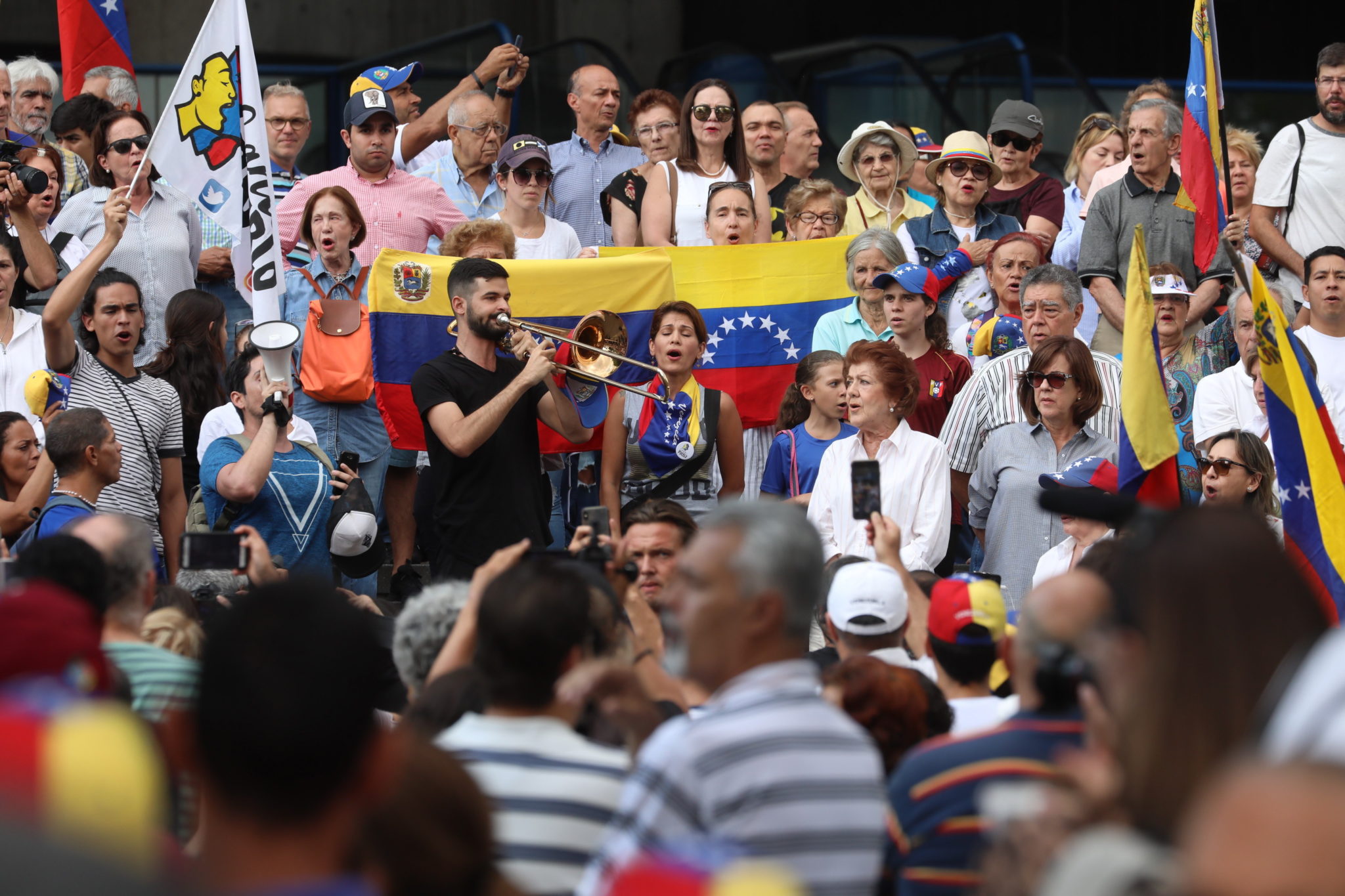 Zwolennicy wenezuelskiej opozycji w wiecu poparcia przewodniczącego Parlamentu Juana Guaido i tymczasowego prezydenta. W Wenezueli od wielu tygodni trwa kryzys polityczny i gospodarczy, fot. RAYNER PENA, PAP/EPA.