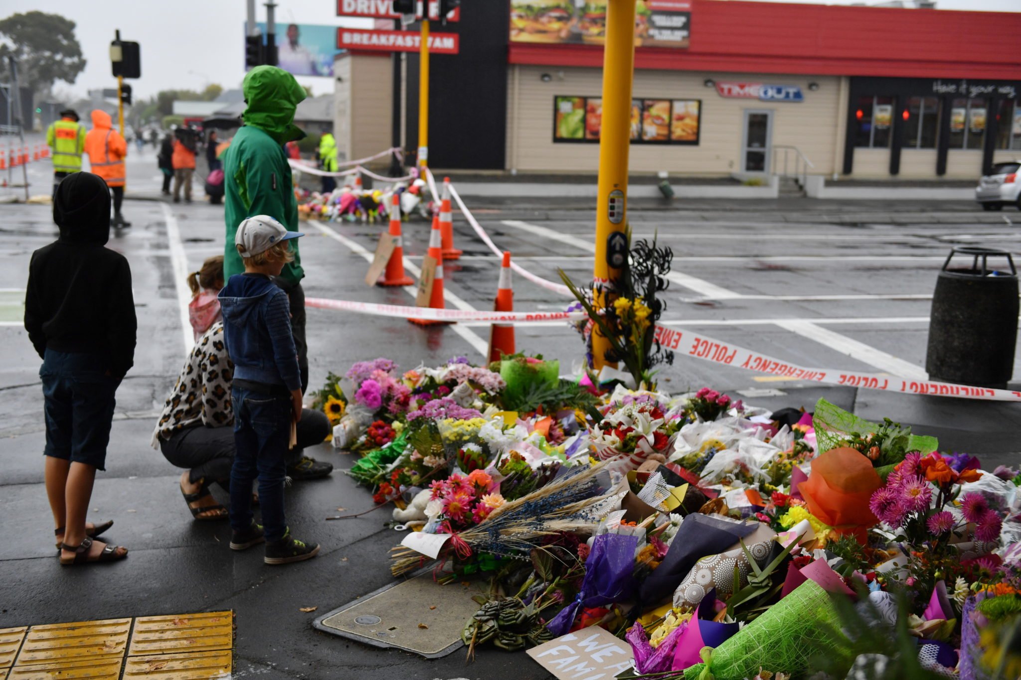 Mieszkańcy Christchurch składają kwiaty, fot. MICK TSIKAS, PAP/EPA.