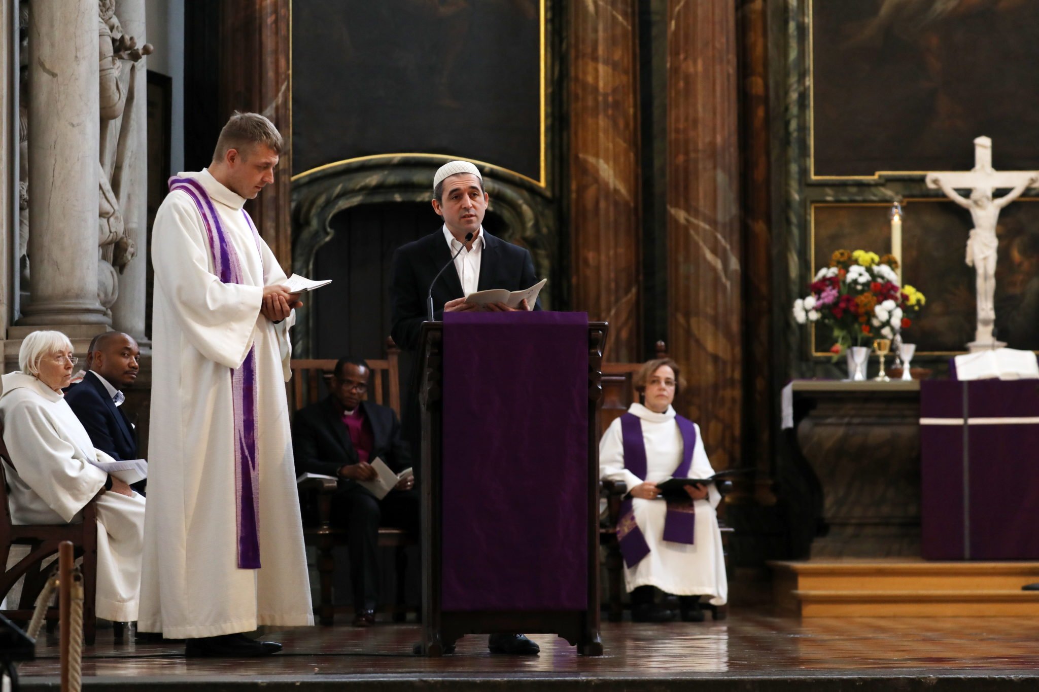 Imam Osman Oers podczas nabożeństwa za wstawiennictwem prześladowanych wyznawców wiary, kościół mariacki w Berlinie, fot. FELIPE TRUEBA, PAP/EPA.