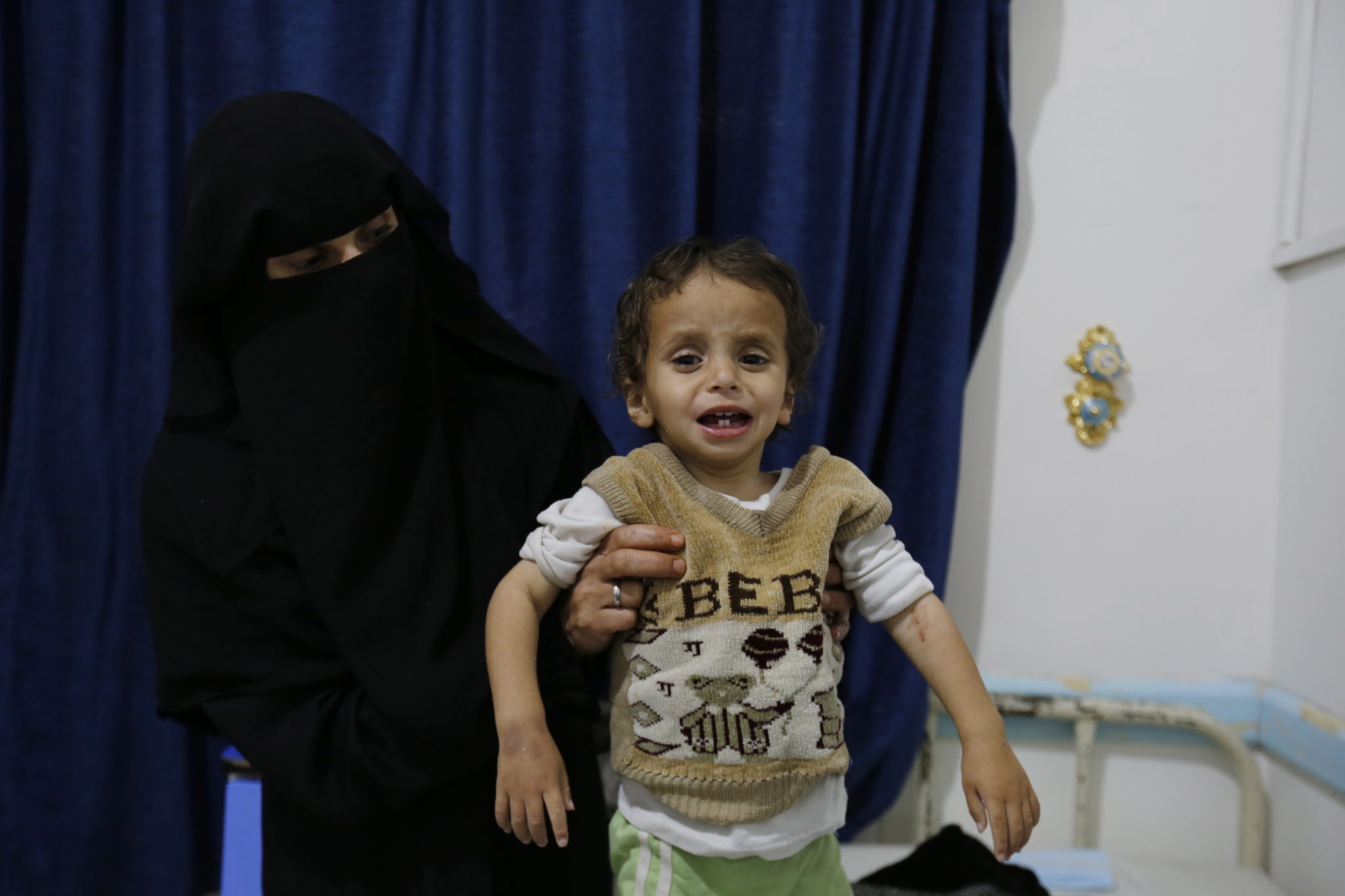 Jemen: chorzy na cholerę leczeni w prowizorycznym namiocie, fot. YAHYA ARHAB, PAP/EPA