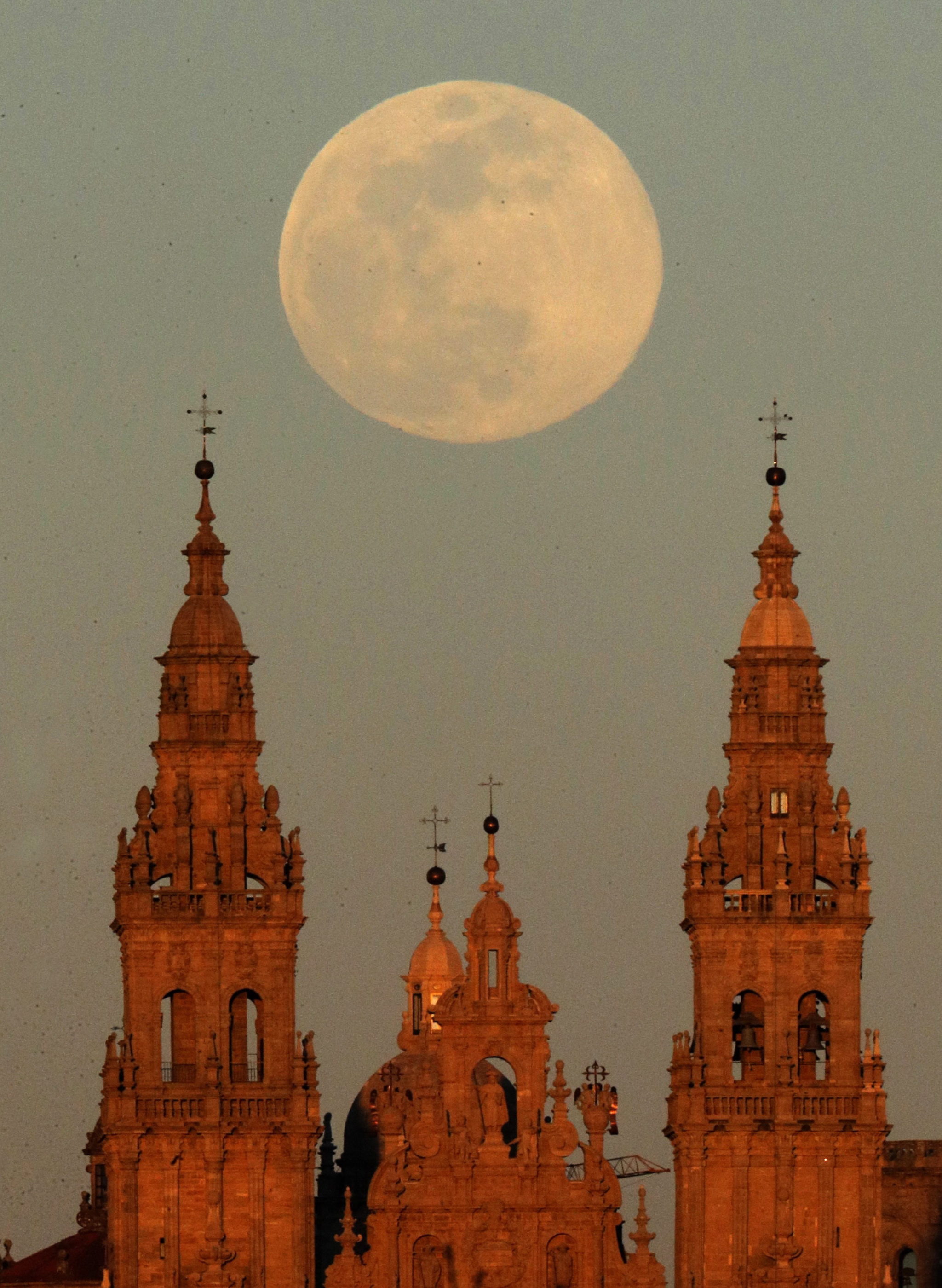 Hiszpania: pełnia księżyca zwiastuje początek wiosny, na zdjęciu katedra w Santiago de Compostela, fot. LAVANDEIRA JR, PAP/EPA.