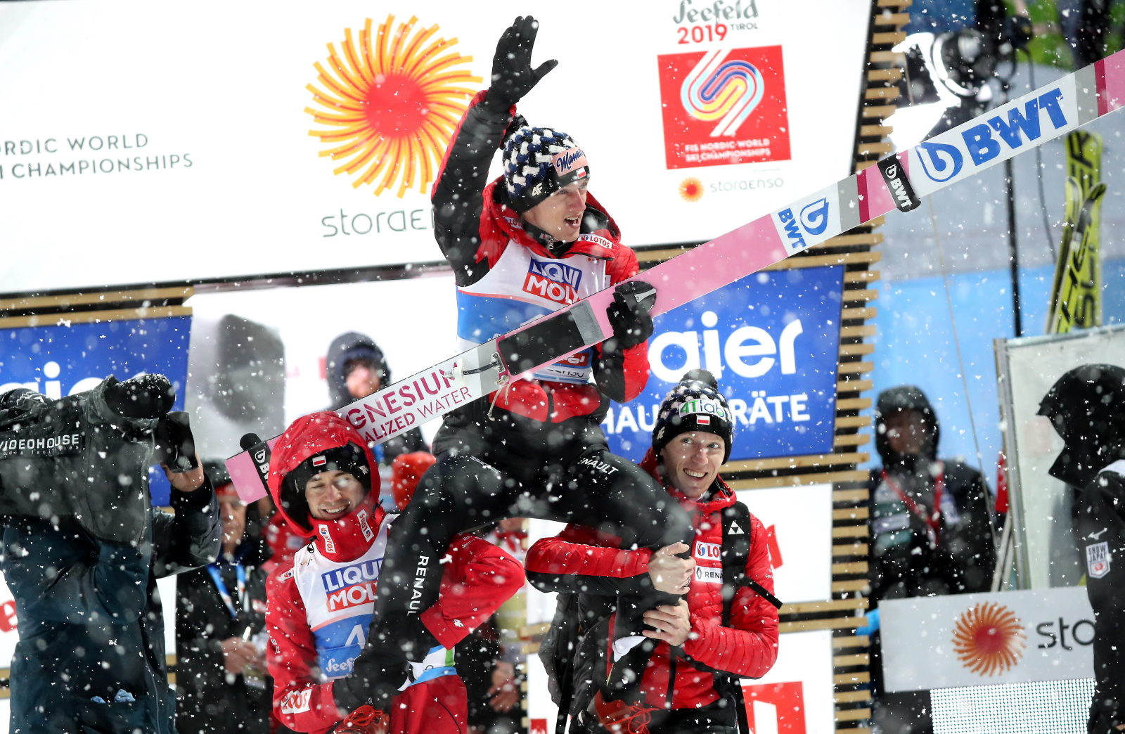 Od prawej: Stefan Hula, Dawid Kubacki i Kamil Stoch, podczas konkursu indywidualnego w skokach narciarskich na mistrzostwach świata PAP/Grzegorz Momot