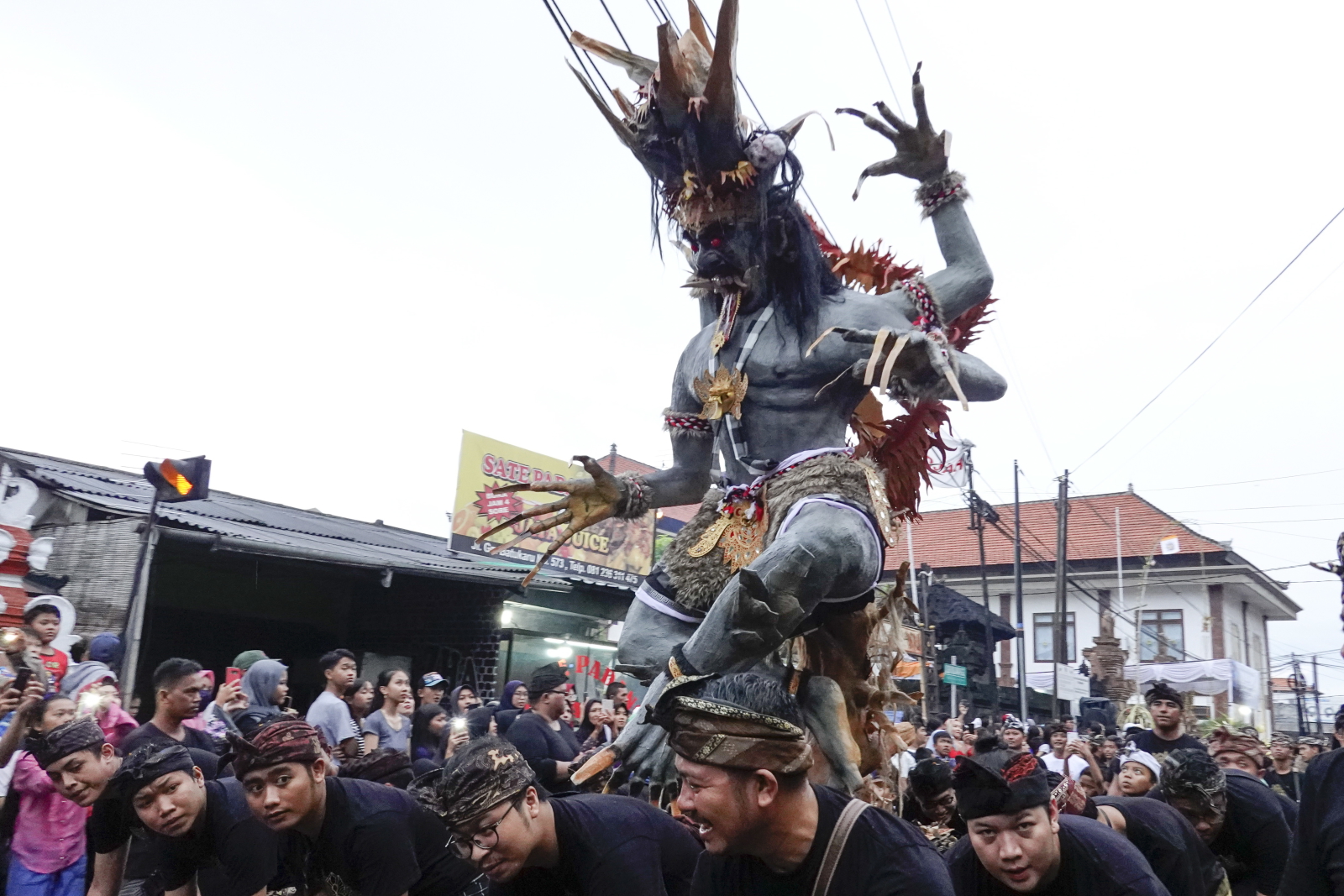 Obchody hinduskiego nowego roku na indonezyjskiej wyspie Bali. Fot. PAP/EPA/MADE NAGI