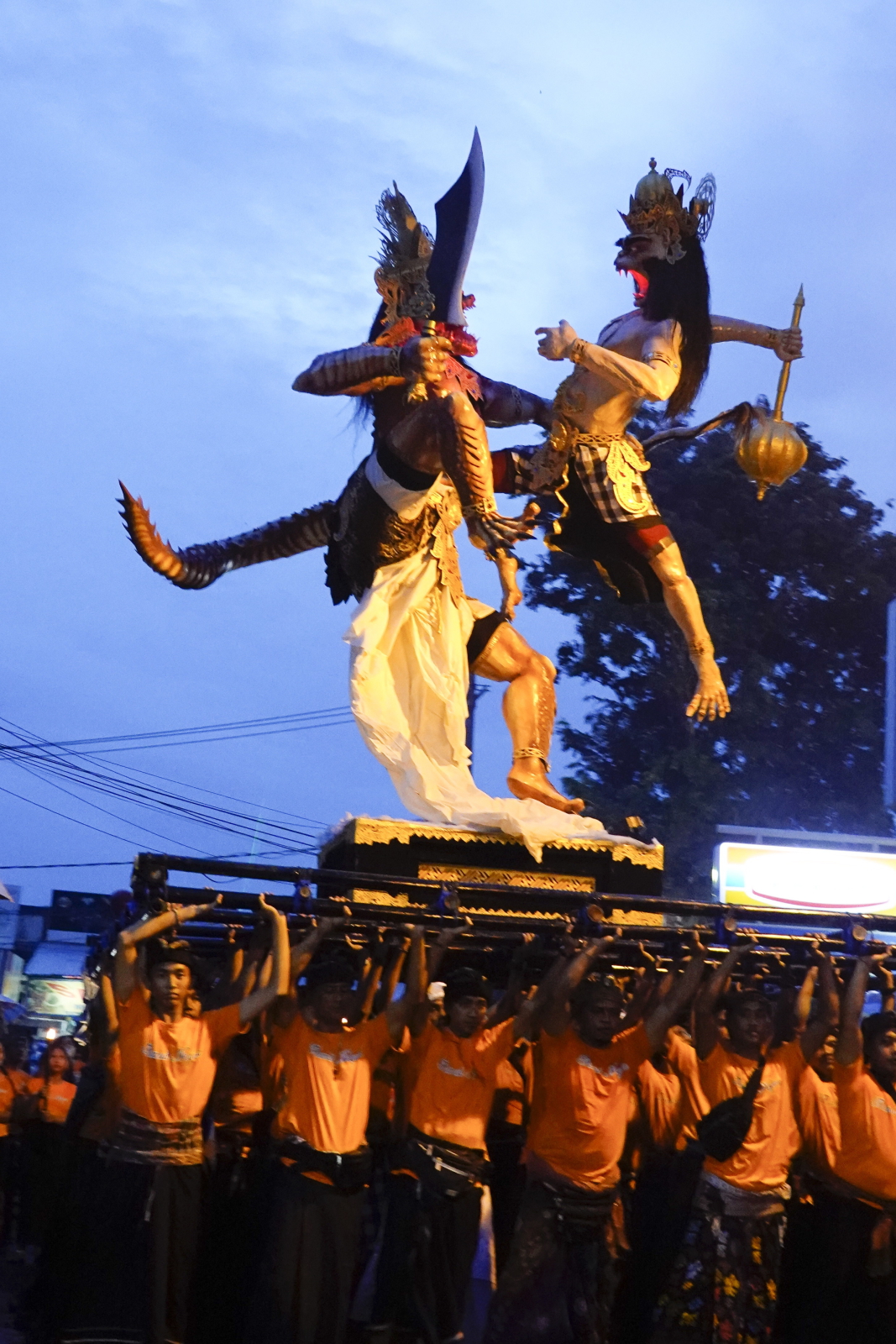 Obchody hinduskiego nowego roku na indonezyjskiej wyspie Bali. Fot. PAP/EPA/MADE NAGI