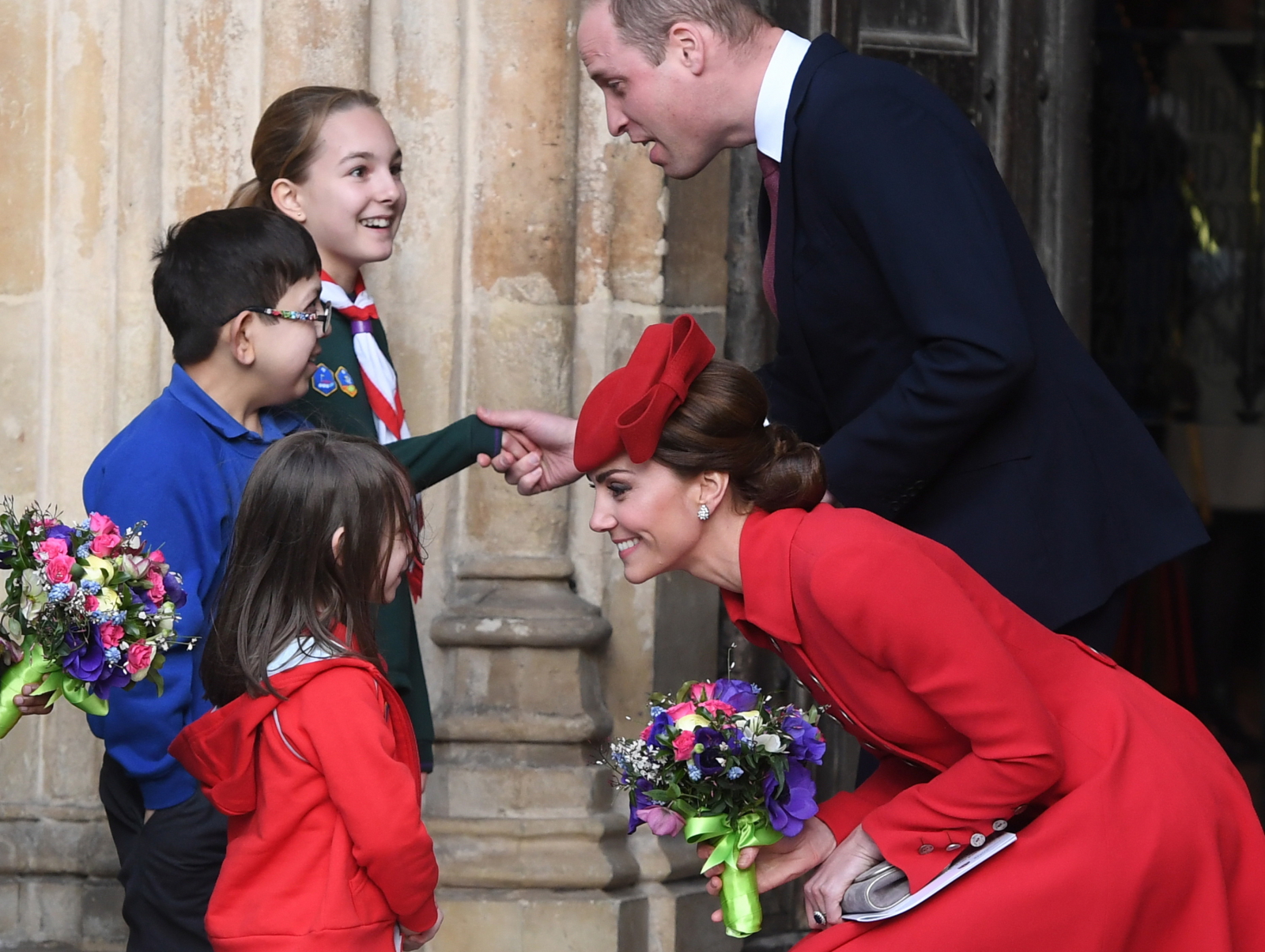 Brytyjski książę William i Catherine, księżna Cambridge rozmawiają z dziećmi, po opuszczeniu spotkania Wspólnoty w Westminster Abbey w Londynie, w Wielkiej Brytanii