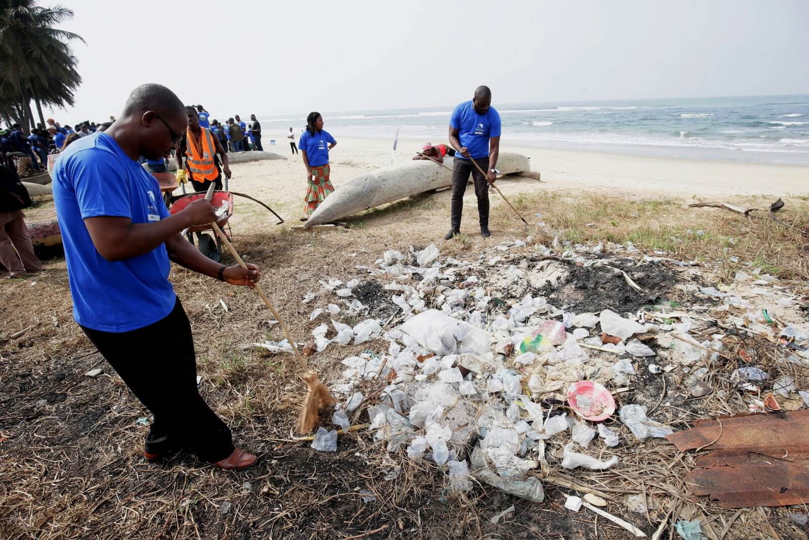 Zanieczyszczone plaże w Liberii fot. EPA/AHMED JALLANZO