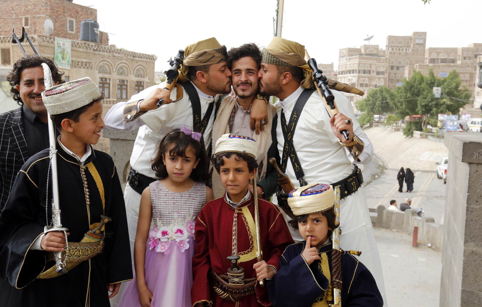 Tradycyjne stroje ślubne w Jemenie. Fot. PAP/EPA/YAHYA ARHAB