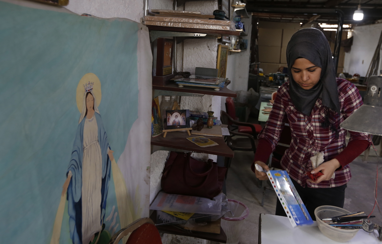 Zikra al-Ali, lat 29, studentka maluje w Syrii bizantyjskie ikony/PAP/EPA