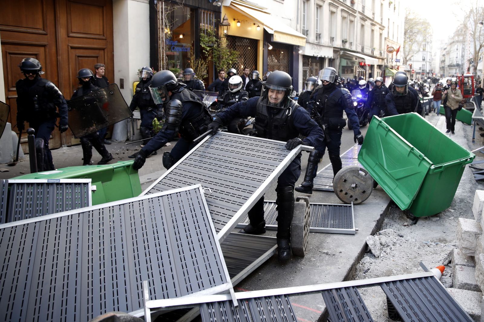 Francuscy funkcjonariusze policji oczyszczają ulicę, ścigając protestujących z ruchu „Gilets Jaunes” (żółte kamizelki) podczas demonstracji „Akt XIX” (19. kolejny narodowy protest w sobotę) na ulicach Paryża/PAP/EPA