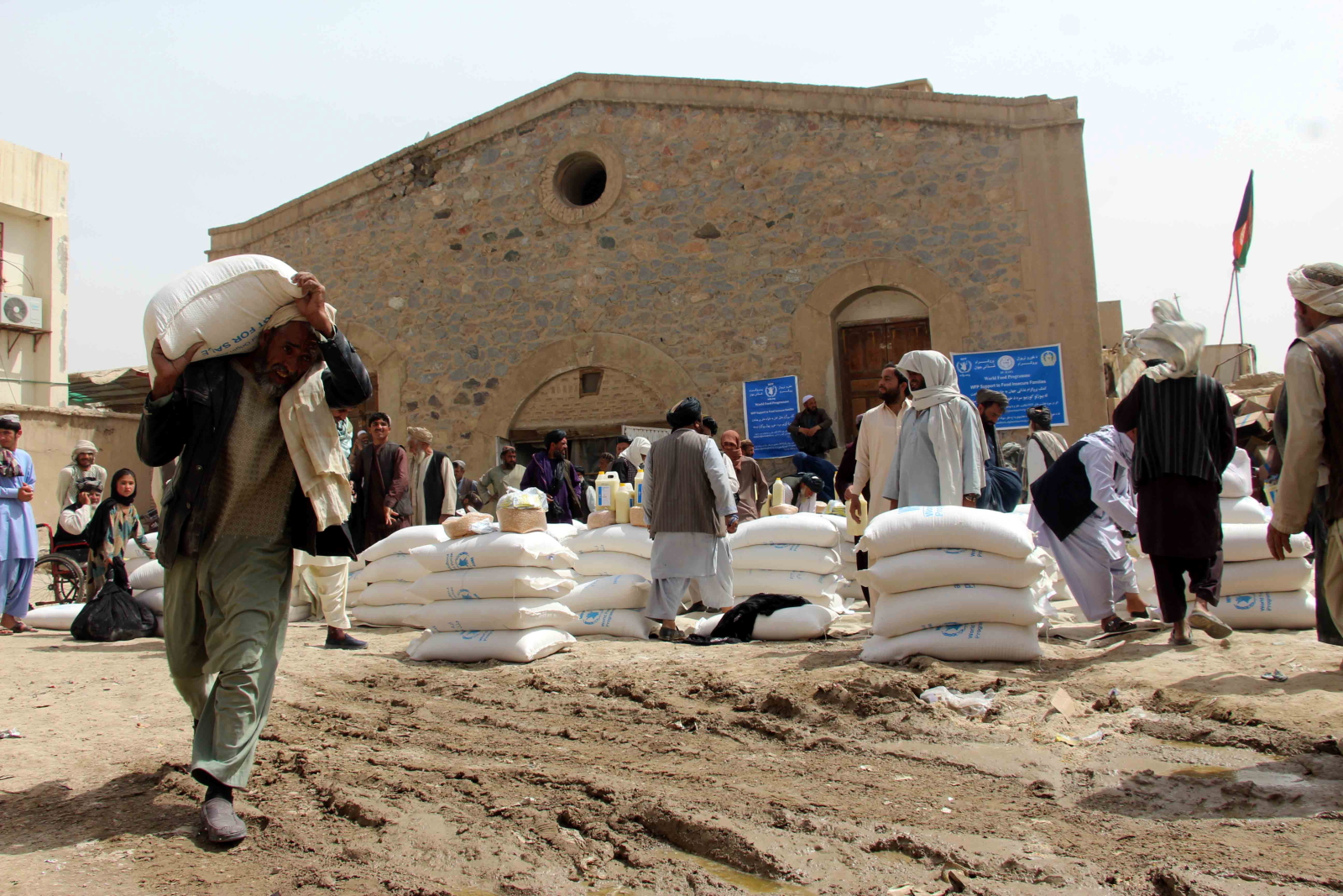 Konsekwencje powodzi w Afganistanie. fot. EPA/MUHAMMAD SADIQ